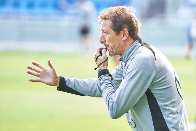 El entrenador del CD Tenerife, Luis Miguel Ramis, dirige una sesión de entrenamiento antes del partido frente a la SD Eibar./ CDT