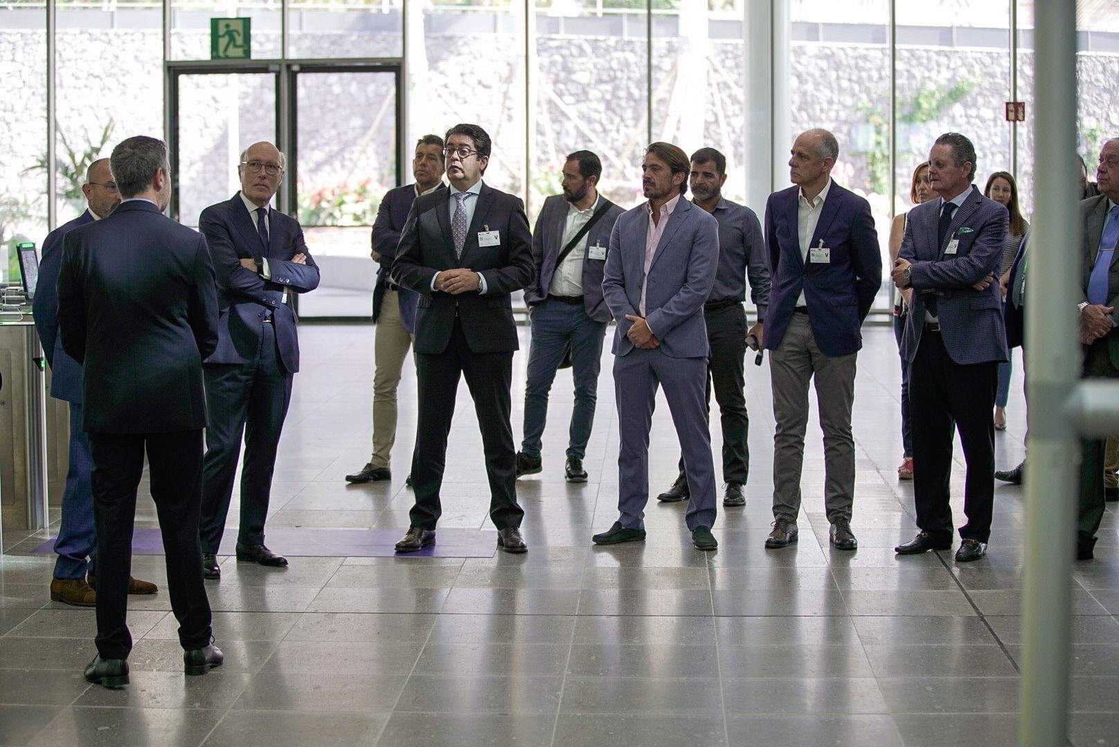 El presidente insular, Pedro Martín, y el consejero ejecutivo-director general de Aeropuertos de Aena, Javier Marín, en el encuentro organizado con agentes económicos y sociales de la isla en el aeropuerto./
