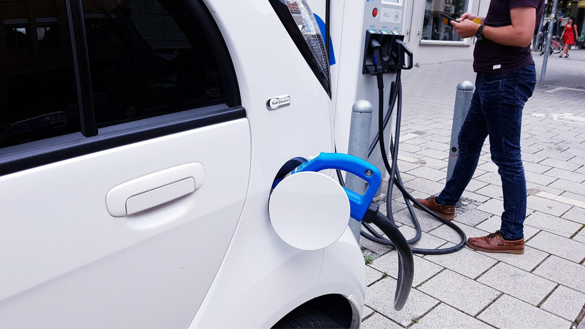 Coche eléctrico recargando. / Archivo