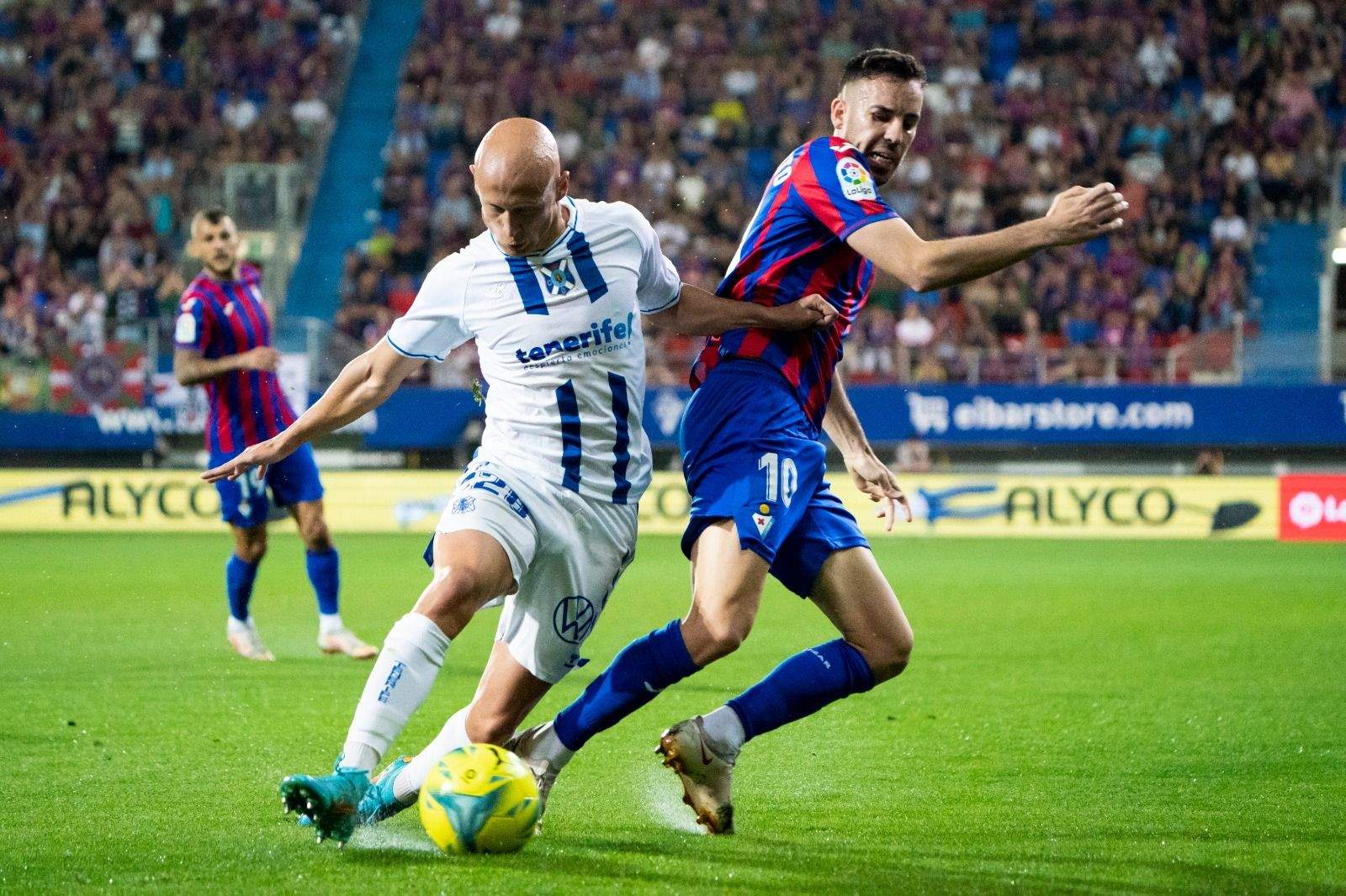 Víctor Mollejo regatea a un jugador del Eibar en un partido de esta temporada./ EFE