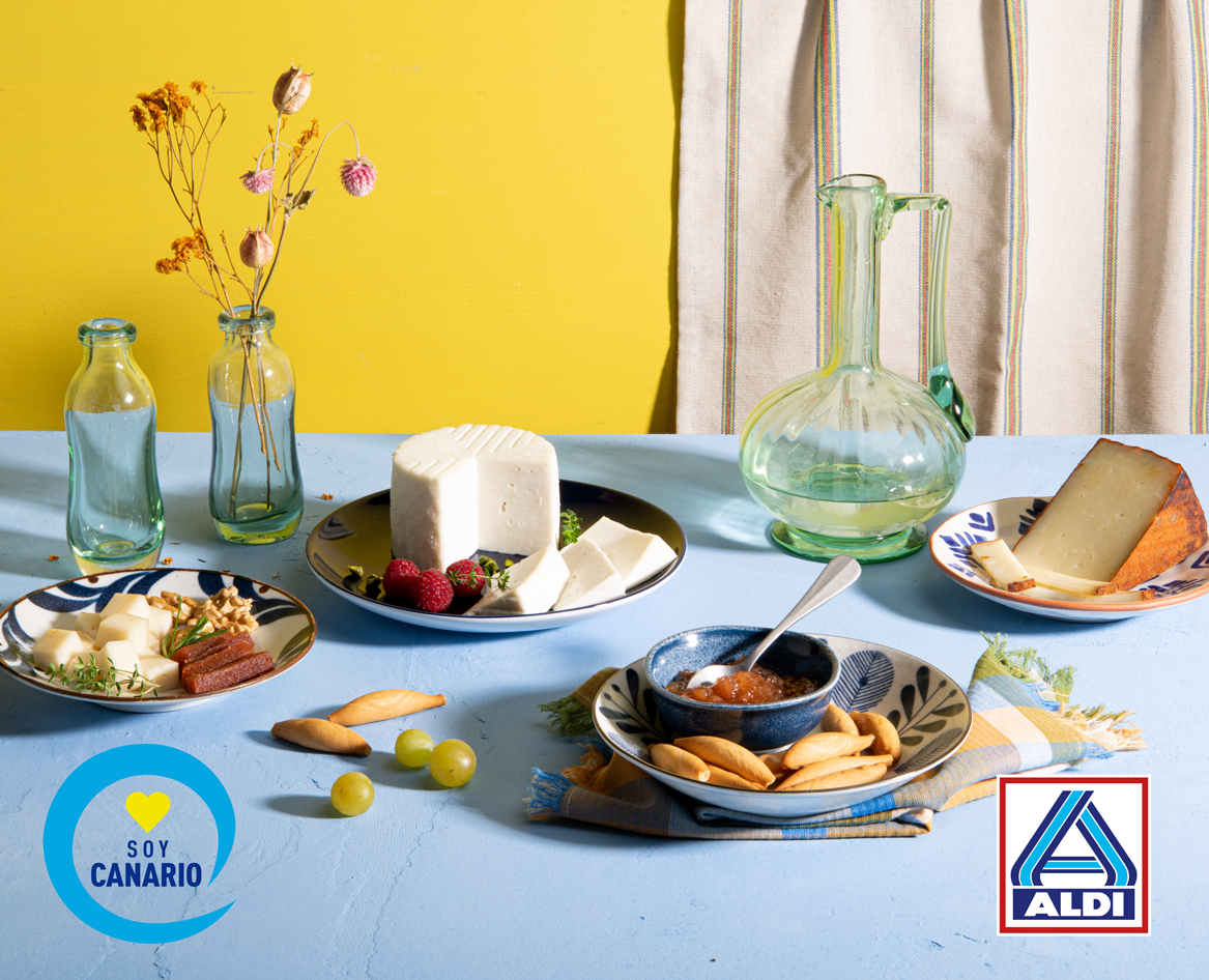 Surtido de productos canarios en ALDI./