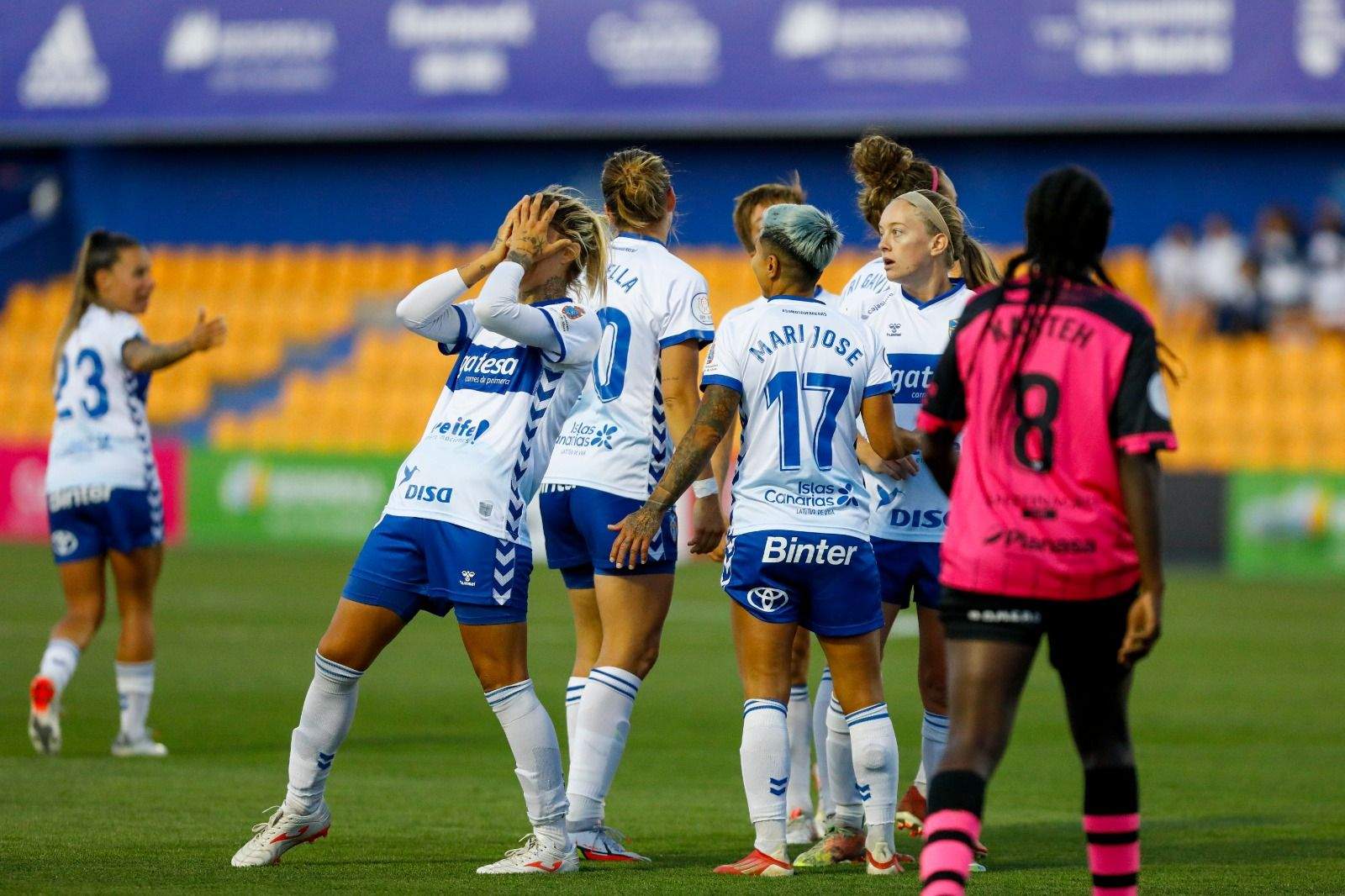 Sandra Hernández se lamenta por una ocasión fallada en la derrota de la UD Granadilla ante el Sporting de Huelva./ Twitter