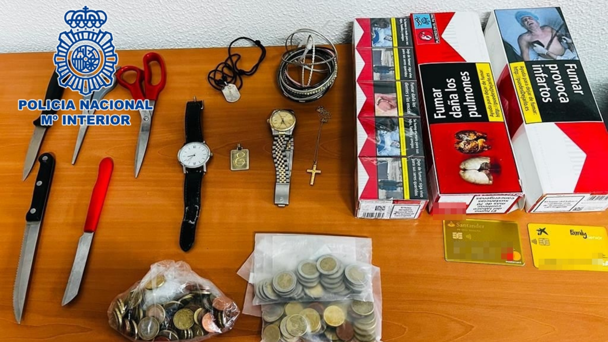 Objetos requisados a un hombre detenido en La Laguna acusado de dos hurtos. / Policía Nacional