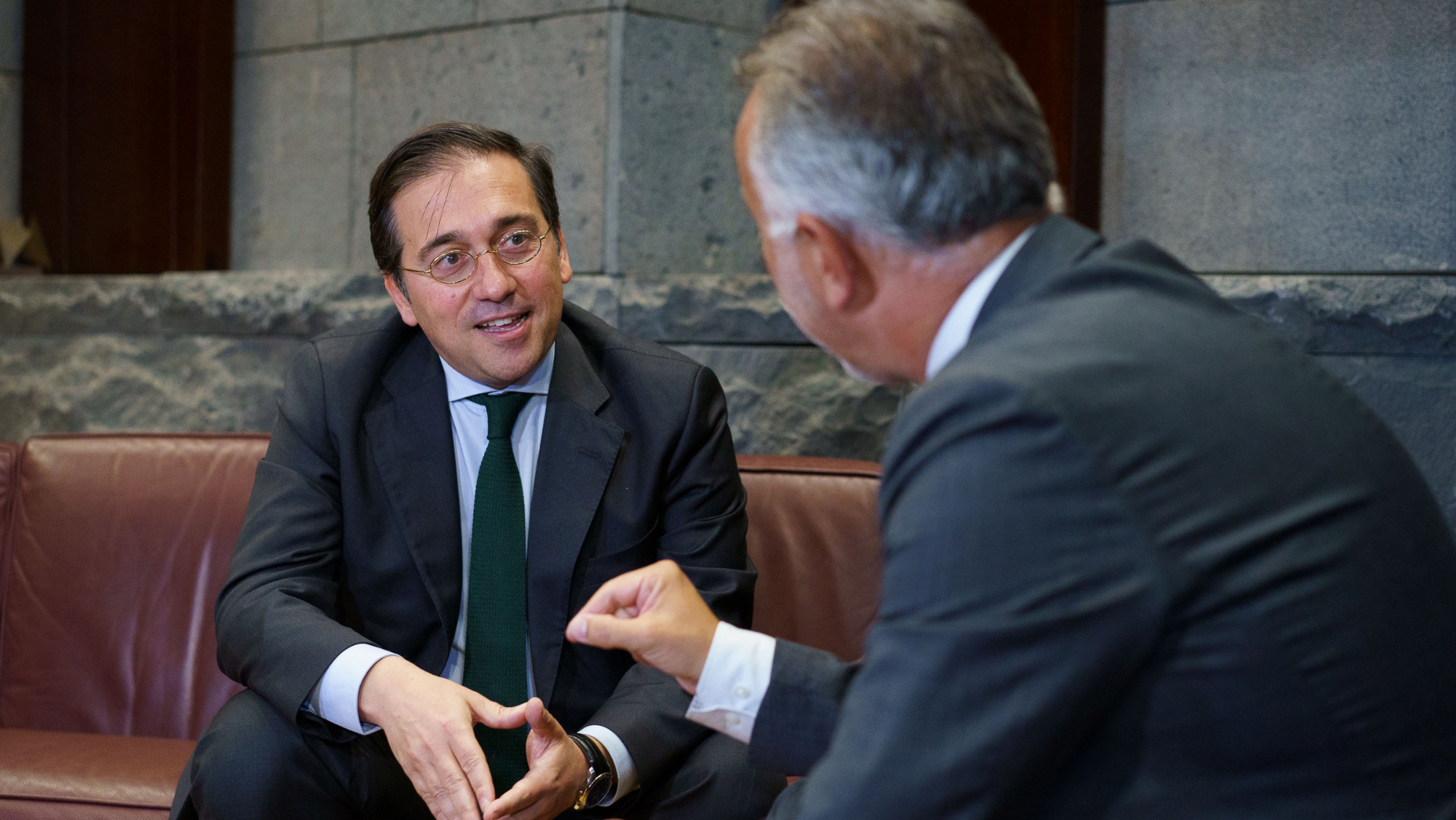 El ministro de Exteriores, José Manuel Albares, y el presidente de Canarias, Ángel Víctor Torres en una reunión. / EFE