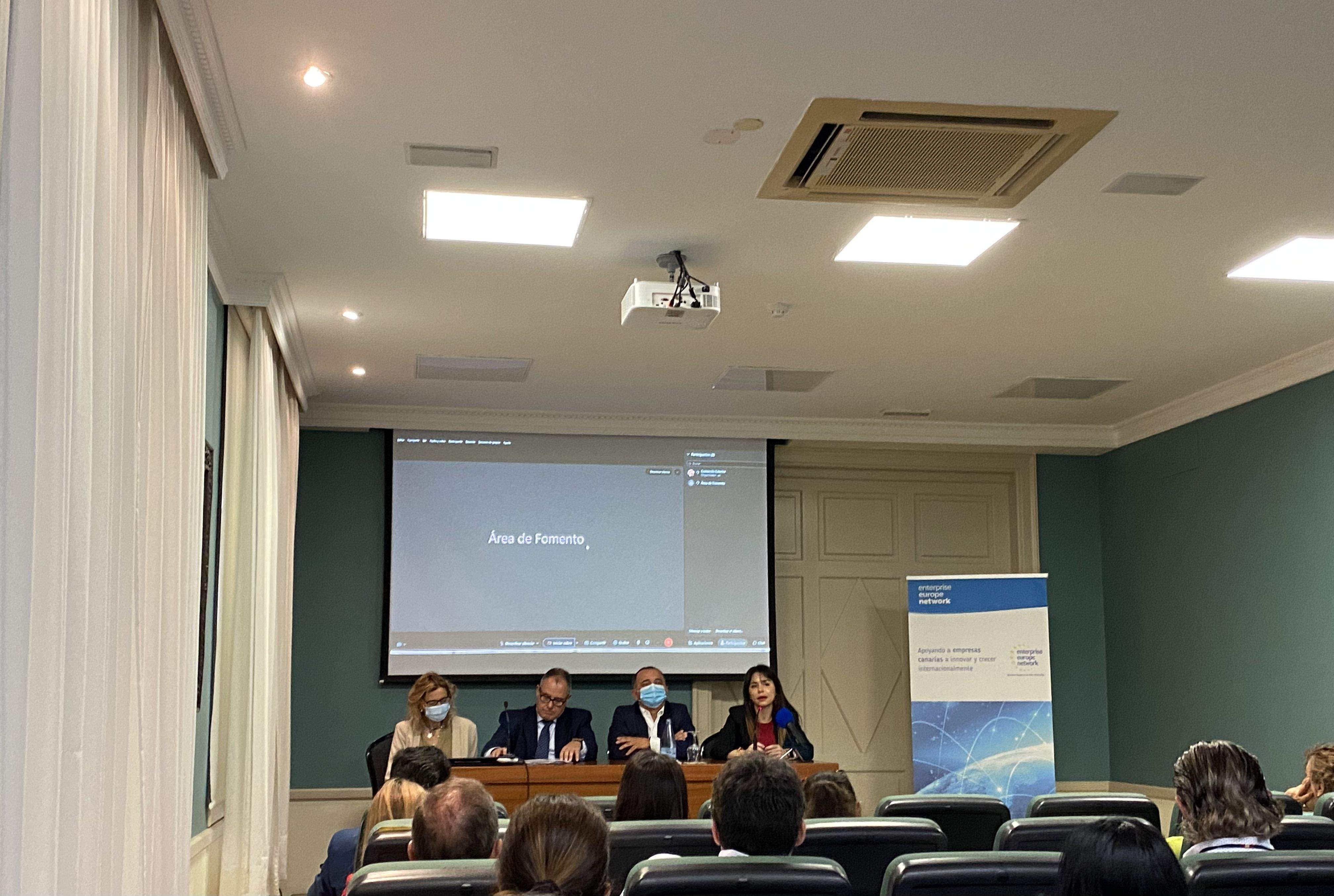 Pilar Merino, Arturo Escuder, Liskel Álvarez y Javier Plata durante la jornada de ayudas para el transporte de mercancías. / AH