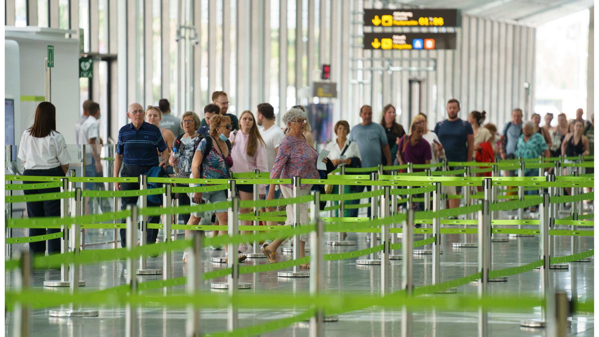 Pasajeros en el Aeropuerto Tenerife Sur. / RAMÓN DE LA ROCHA-EFE