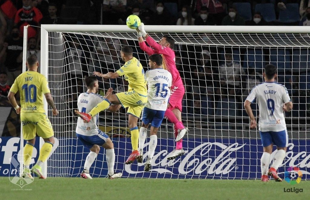 CD Tenerife y UD Las Palmas durante un derbi./ La Liga