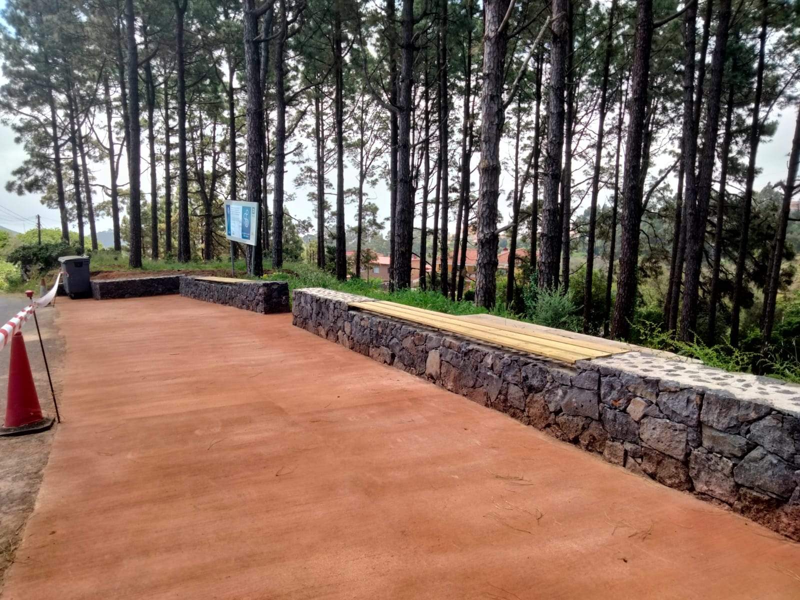 Murete construido por el Cabildo de Tenerife en La Esperanza./ Cabildo de Tenerife