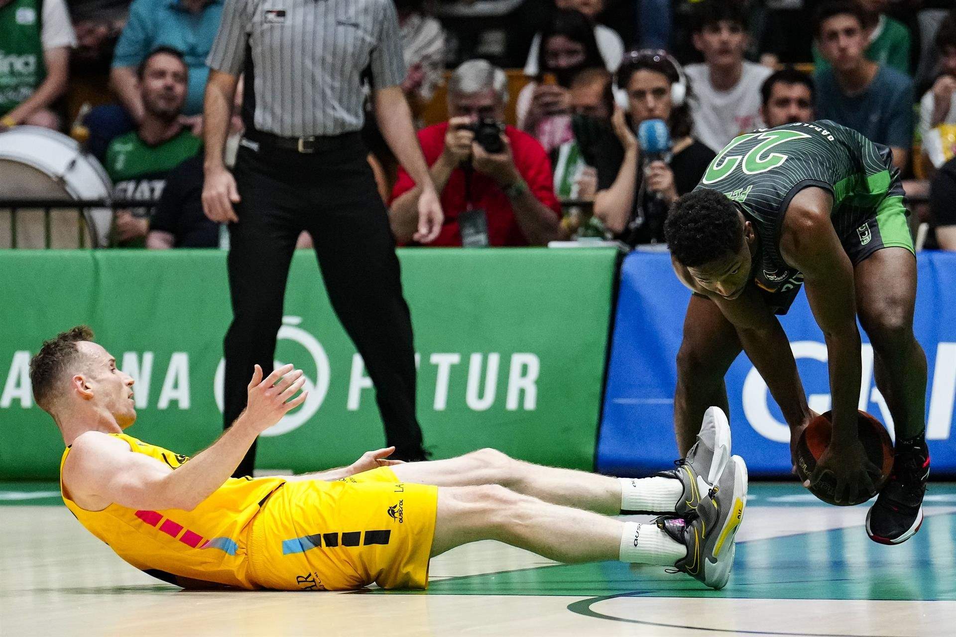 Marcelinho pierde un balón ante Andrés Feliz en la victoria del Joventut ante CB Canarias por 100-68 en el Olímpico de Badalona./ EFE
