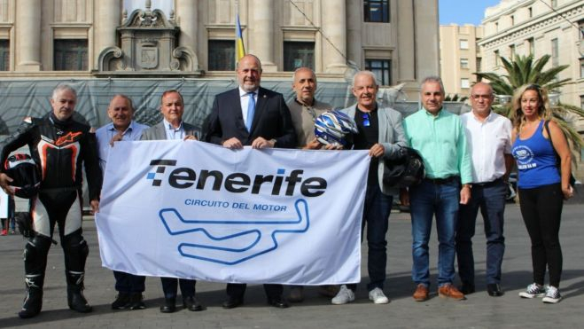 Enrique Arriaga posa junto a representantes del motor y una pancarta del Circuito del Motor de Tenerife. / Cedida