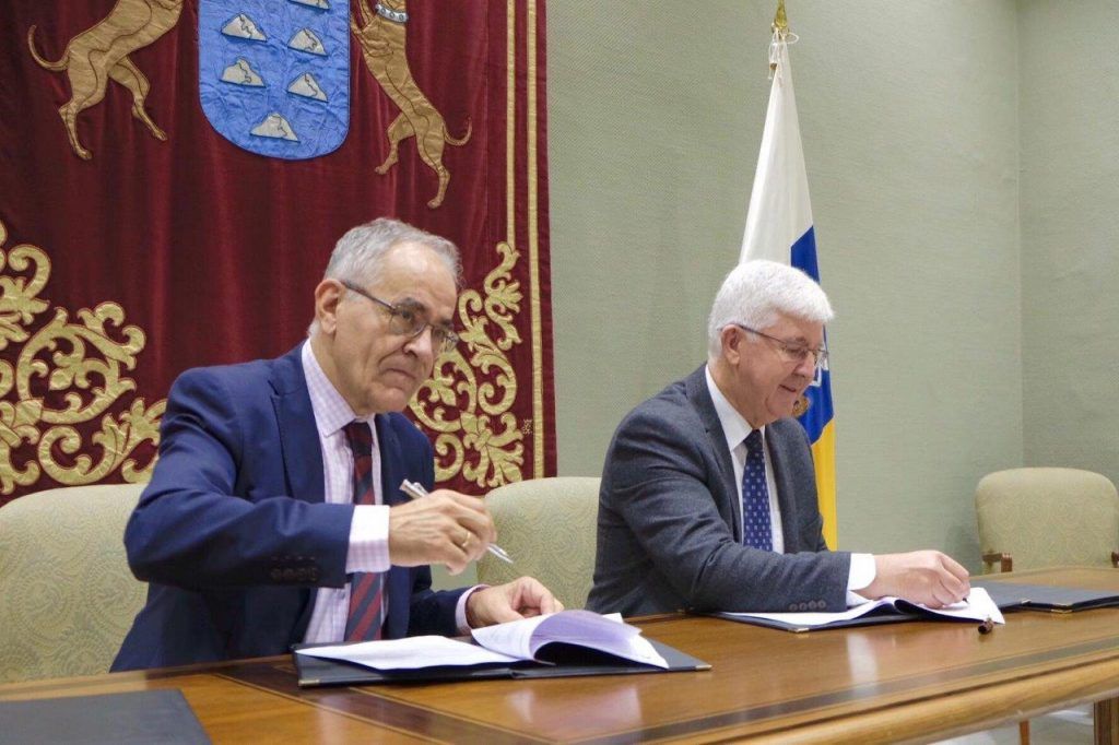 El presidente de la Audiencia de Cuentas de Canarias, Pedro Pacheco (dcha) y Daniel Cerdán, comisionado de Transparencia. / Archivo