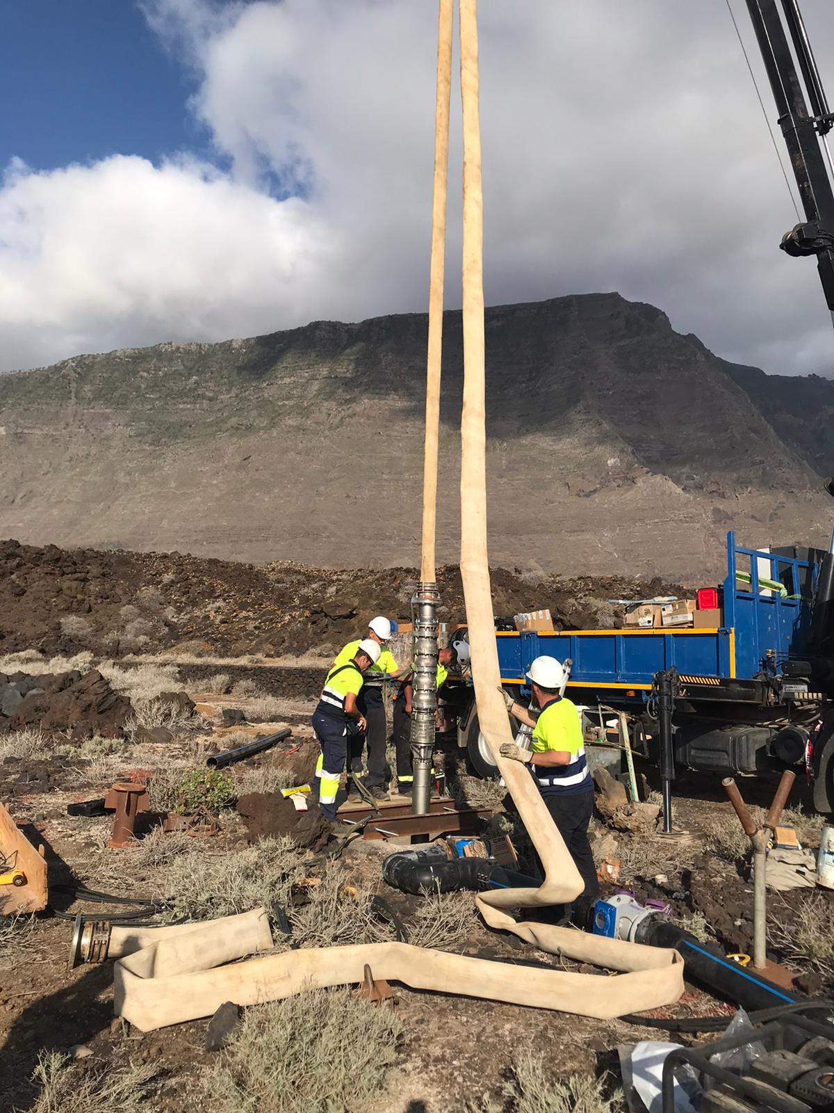 Bombeo de agua para instalar desaladoras portátiles en El Hierro./ ARCHIVO
