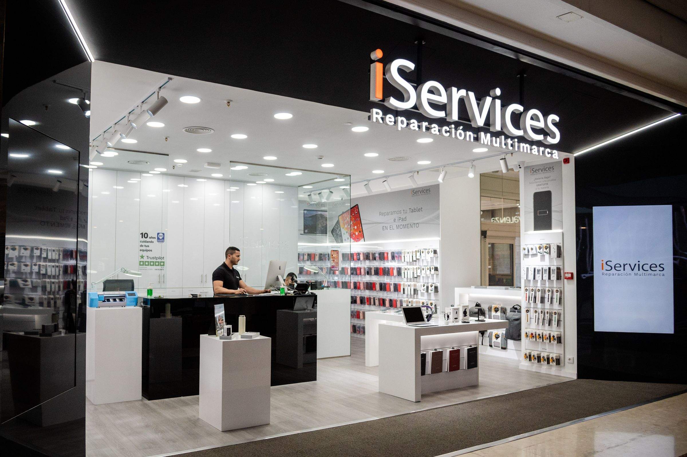 Local de iServices tras su apertura en Tenerife. / Cedida 