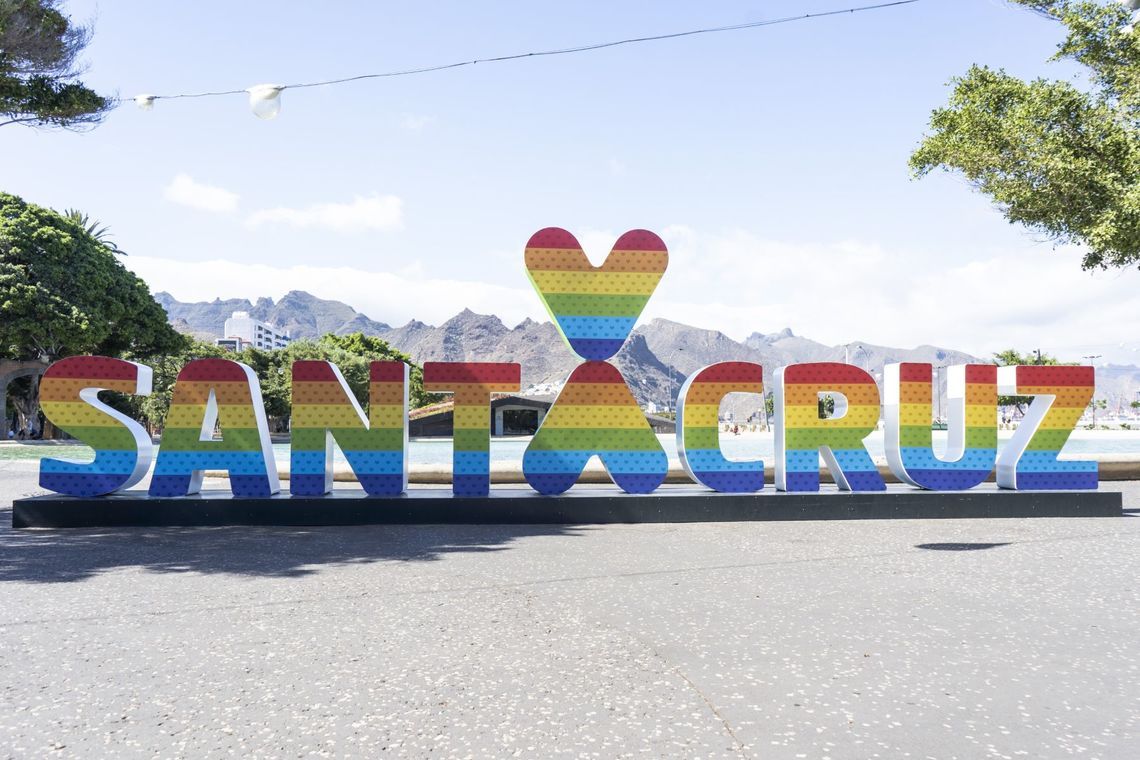 Marca ciudad de Santa Cruz, vinilada en 2020 con la bandera arcoíris./ Ayto. Santa Cruz de Tenerife