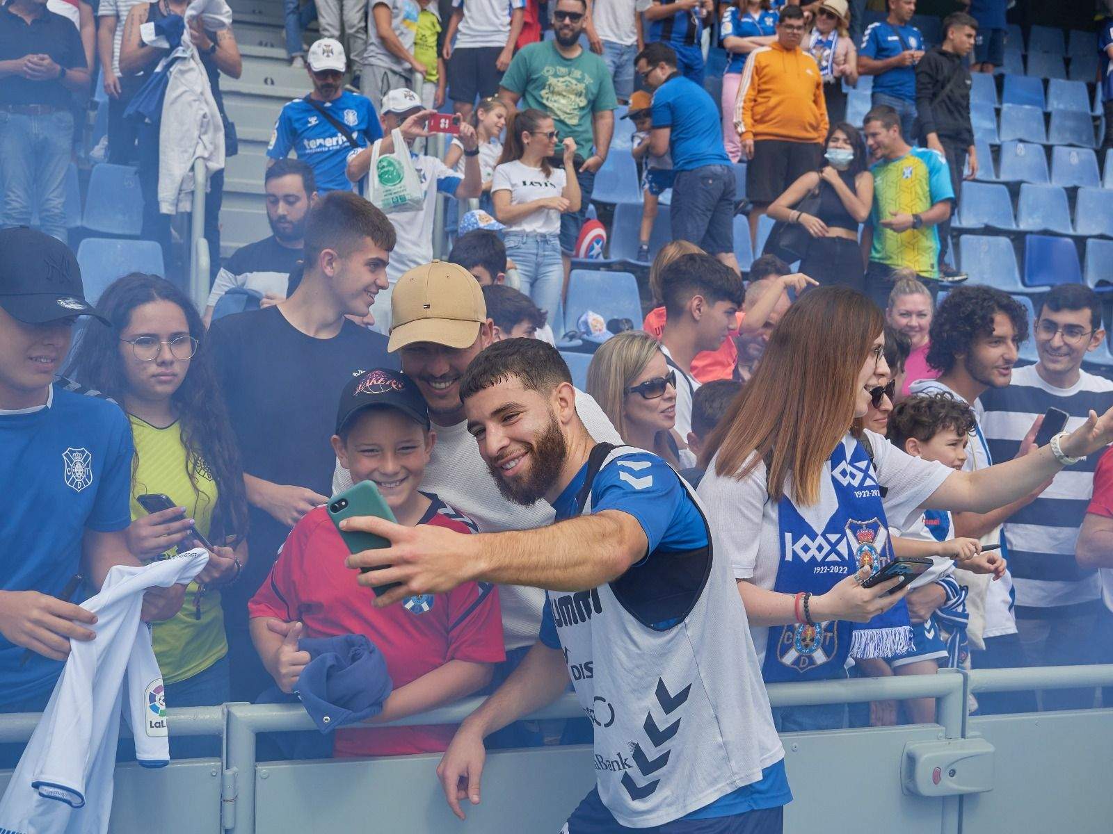 Shashoua y un aficionado se sacan una foto al término del entrenamiento del CD Tenerife en el Heliodoro Rodríguez López./ Twitter