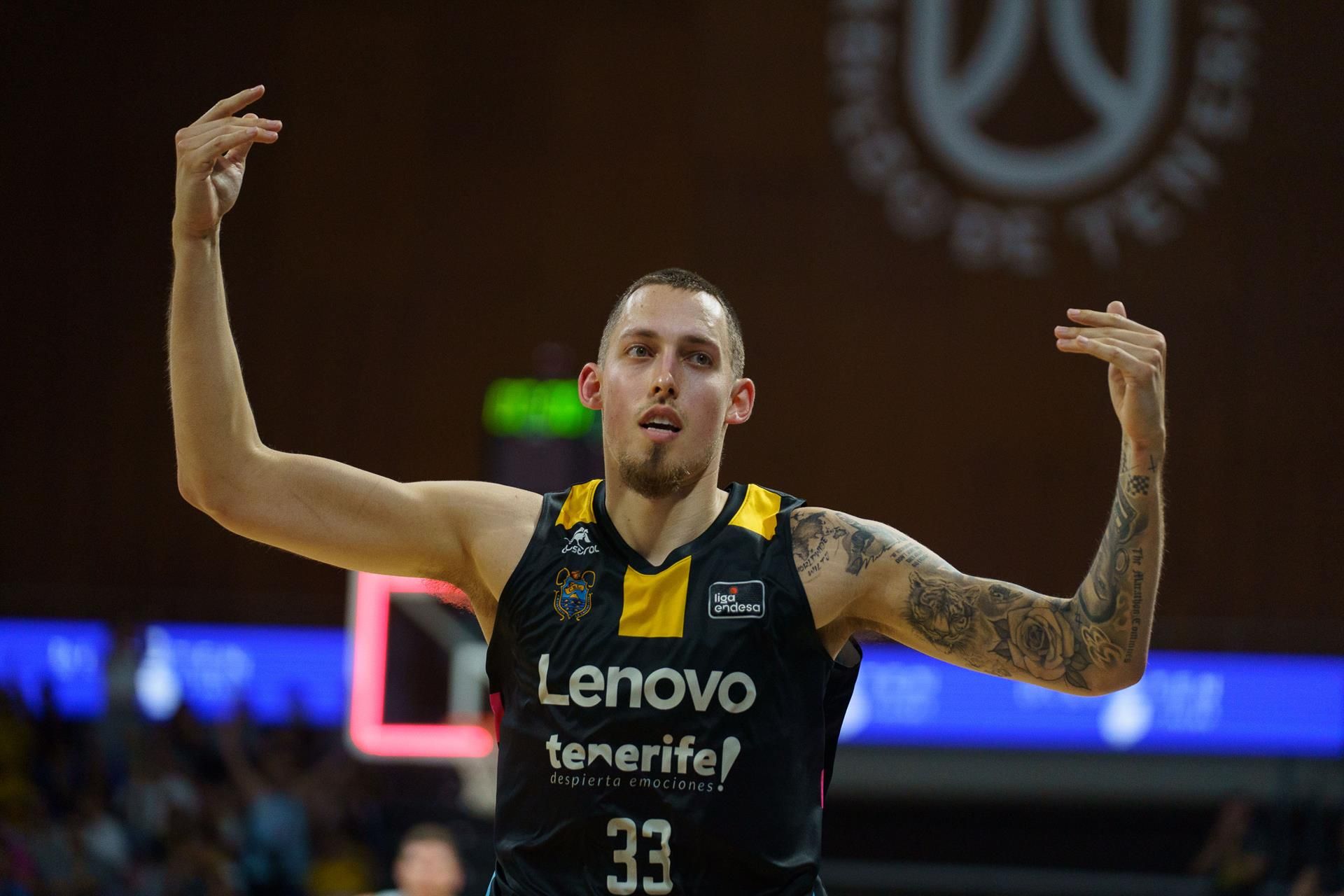 Kyle Wiltjer celebra su magistral actuación, con 37 puntos, en la victoria del CB Canarias por 103-76 ante el Joventut de Badalona./ EFE