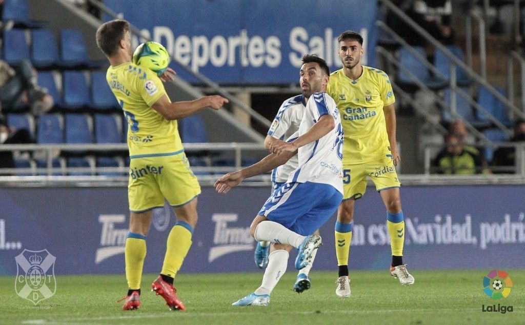 Las Palmas y Tenerife vivirán un duelo directo en las semifinales del 'playoff' de ascenso a Primera División./ CDT