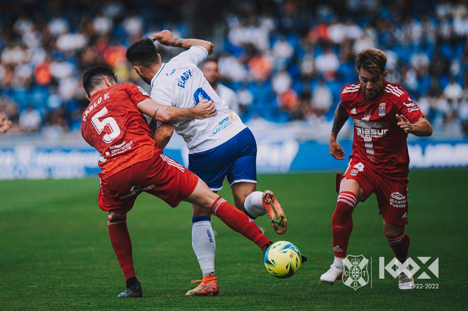Elady se enfrenta a dos defensores del Cartagena en la derrota del CD Tenerife por 1-2 en el Heliodoro Rodríguez López./ CDT