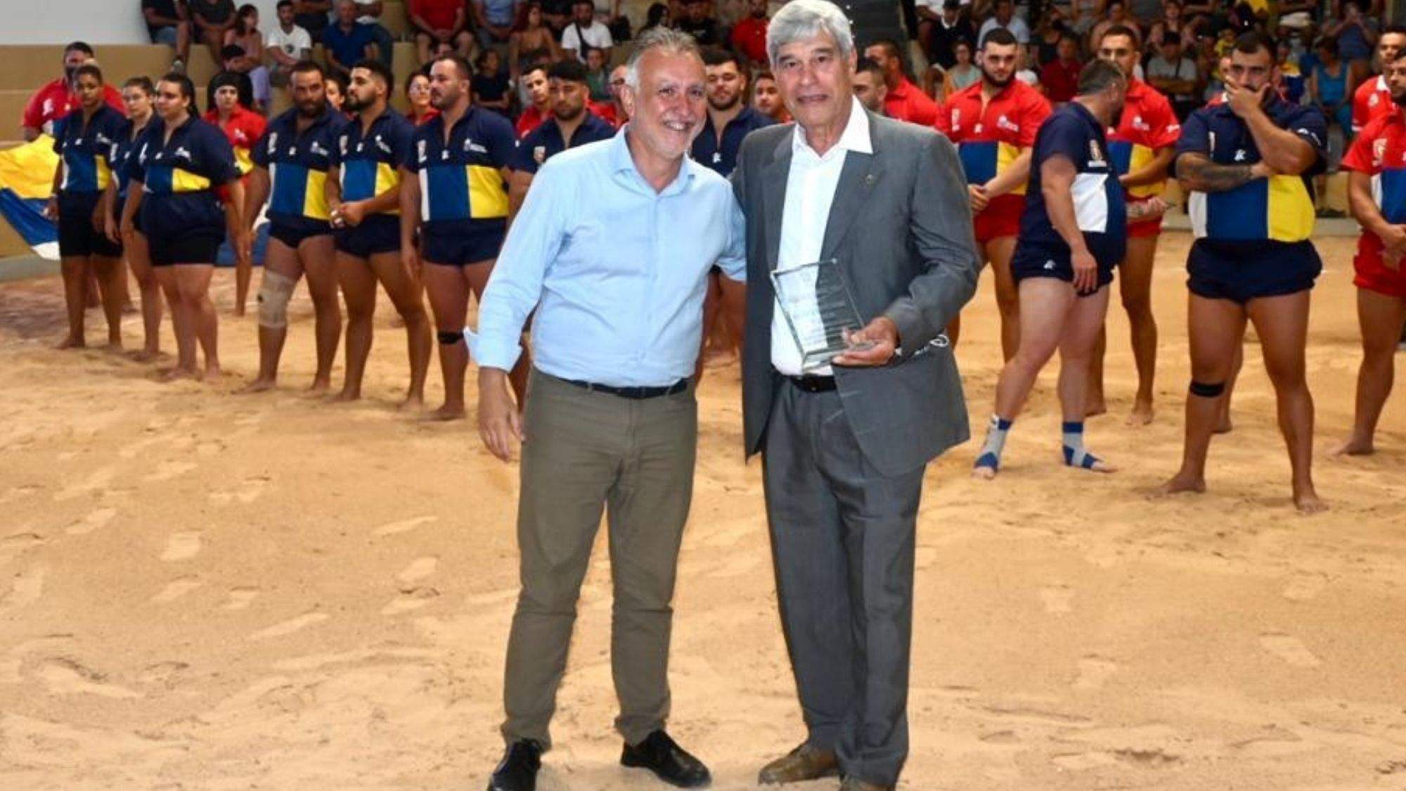 El presidente de Canarias, Ángel Víctor Torres, asistió a la luchada por el Día de Canarias. / @avtorresp