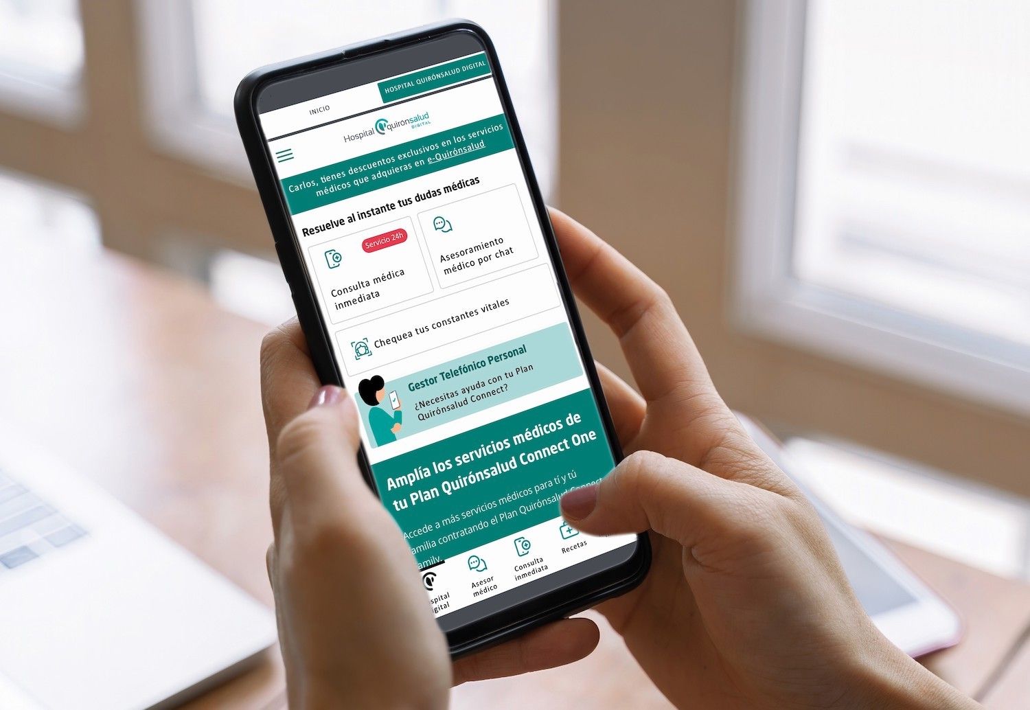 Una mujer consulta la app ‘Mi Quirónsalud’ / QUIRÓNSALUD