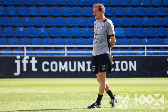 Luis Miguel Ramis durante un entrenamiento previo al duelo entre CD Tenerife y UD Las Palmas en el Heliodoro./ CDT