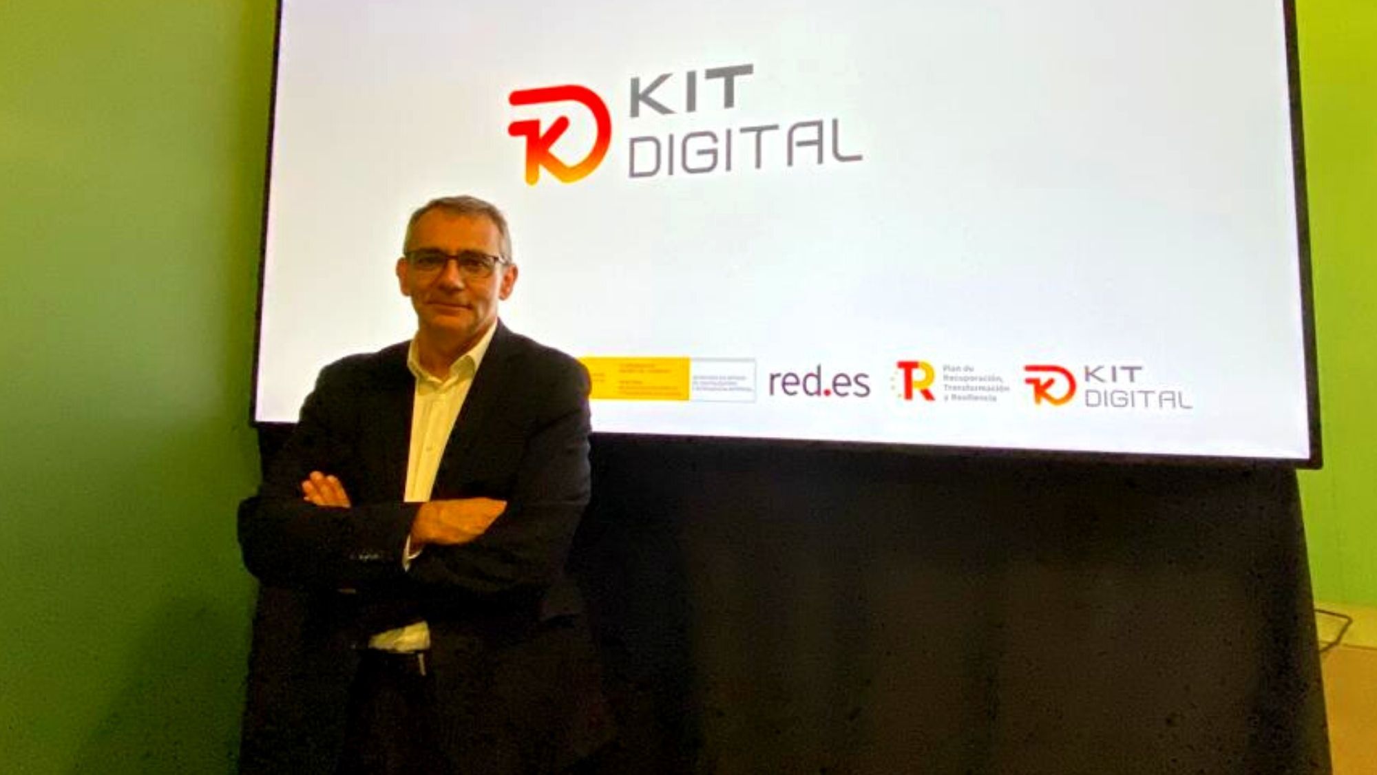 Alberto Martínez Lacambra, director general Red.es, frente al logo de Kit Digital en Tenerife/ AH