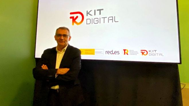 Alberto Martínez Lacambra, director general Red.es, frente al logo de Kit Digital en Tenerife/ AH