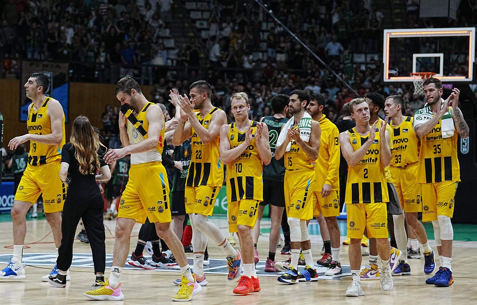 Los jugadores del CB Canarias tras la derrota en el tercer y definitivo partido de la serie a de cuartos de final ante Joventut de Badalona./ EFE