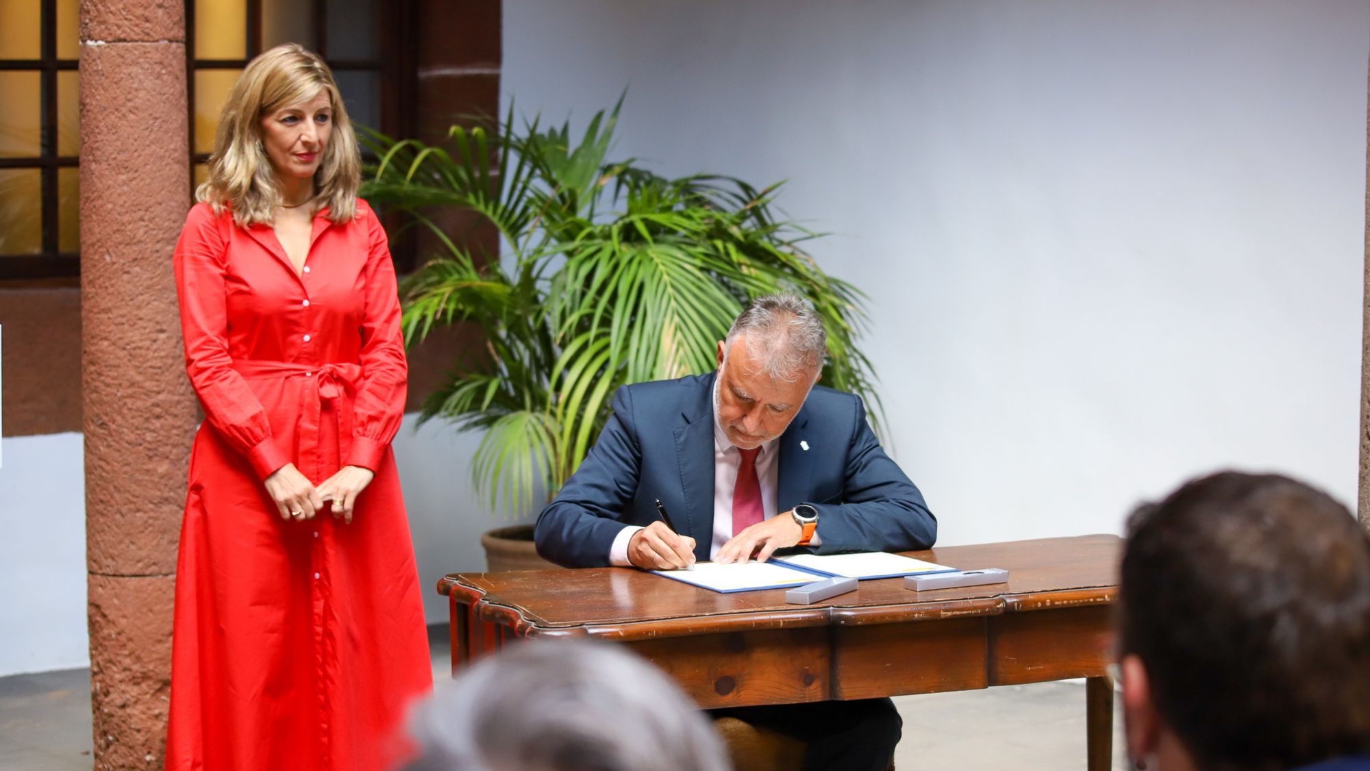 El presidente de Canarias, Ángel Víctor Torres, junto a la ministra de Trabajo, Yolanda Díaz, durante la firma del Plan Integral de Empleo de Canarias. Luis G Morera (EFE)