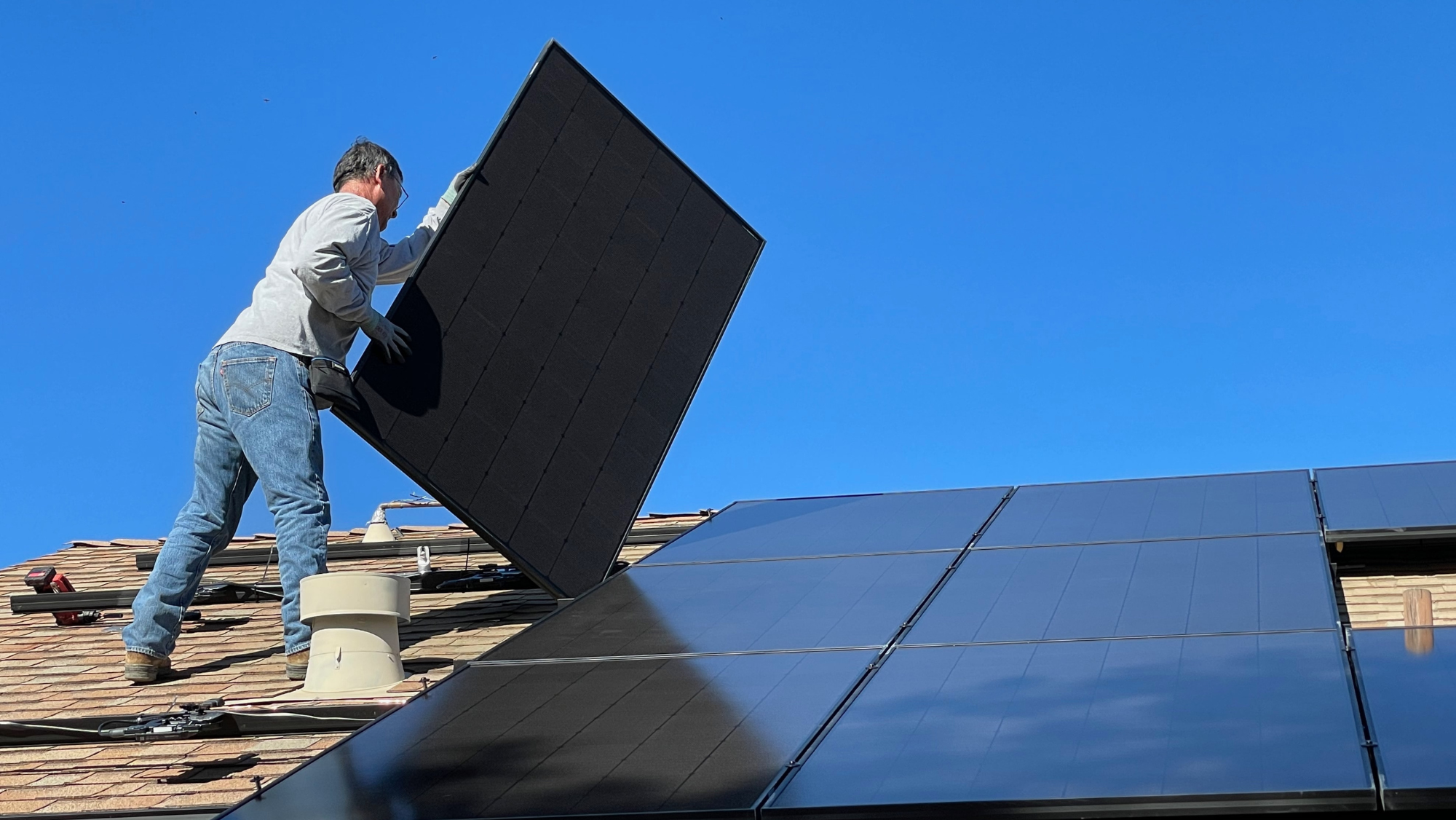 Un hombre instala paneles solares fotovoltaicos en el tejado de una casa  Pixabay 