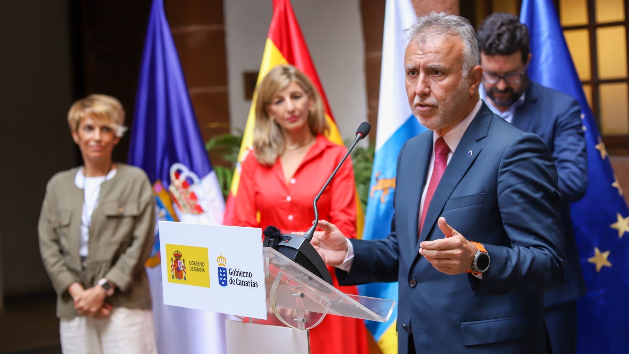 El presidente de Canarias, Ángel Víctor Torres, junto a la ministra de Trabajo, Yolanda Díaz, durante la firma del Plan Integral de Empleo de Canarias. / Efe