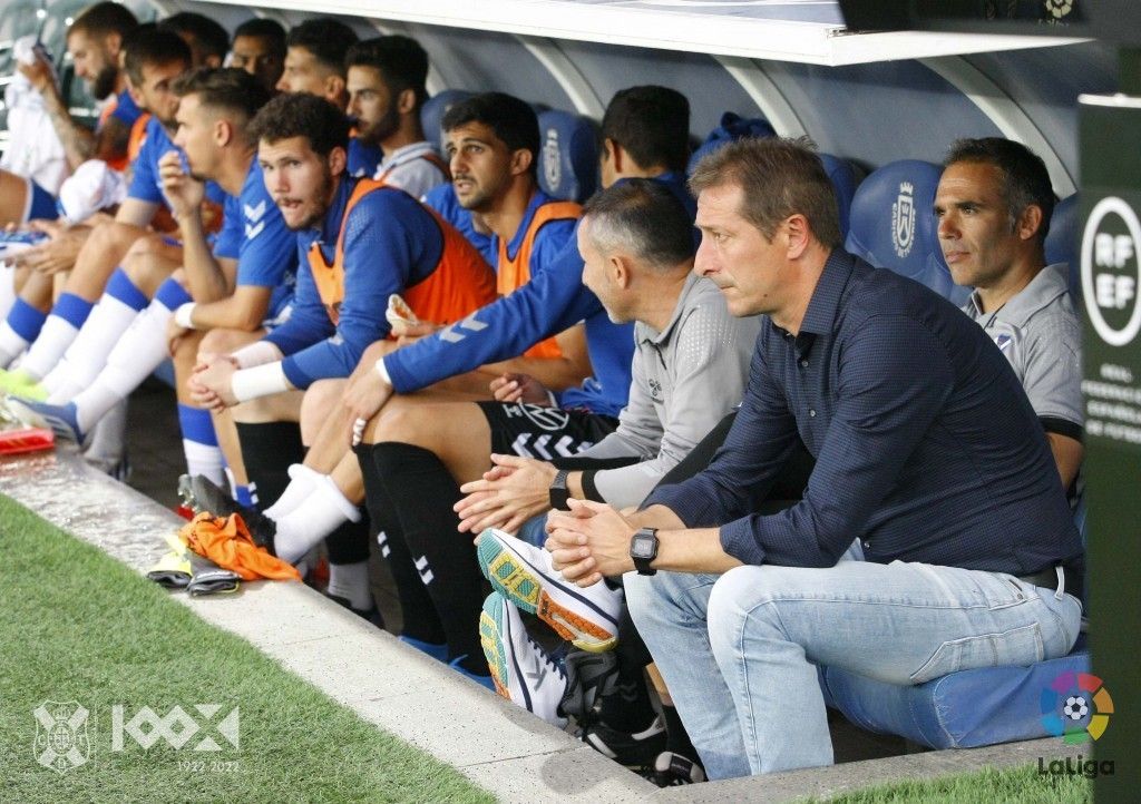 Luis Miguel Ramis, en el banquillo del Heliodoro durante el duelo de ida de la eliminatoria, donde se impuso el CD Tenerife por 1-0 a la UD Las Palmas./ CDT