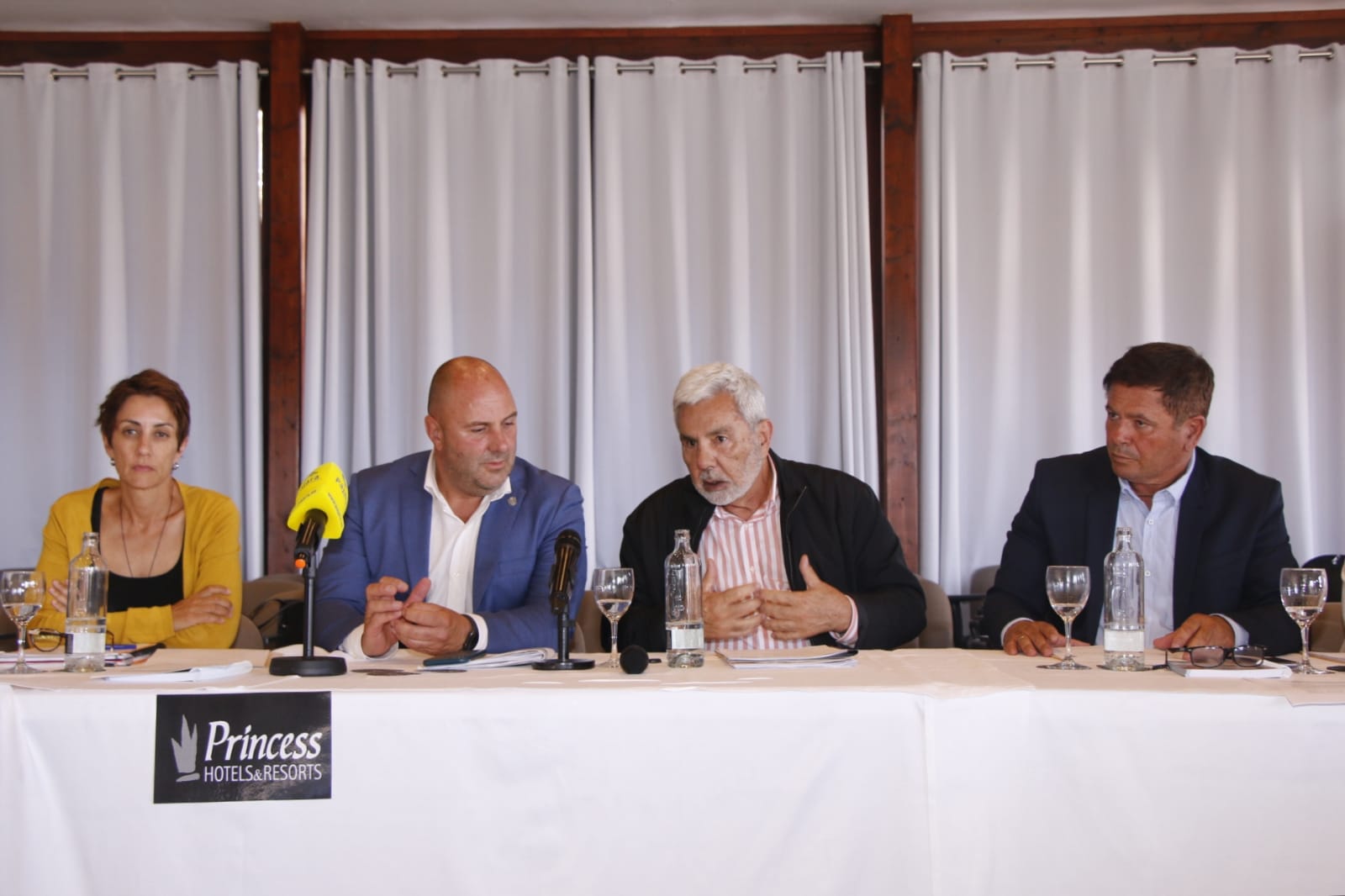 Reunión de la Asociación de Municipios Turísticos de Canarias con empresarios del sector./