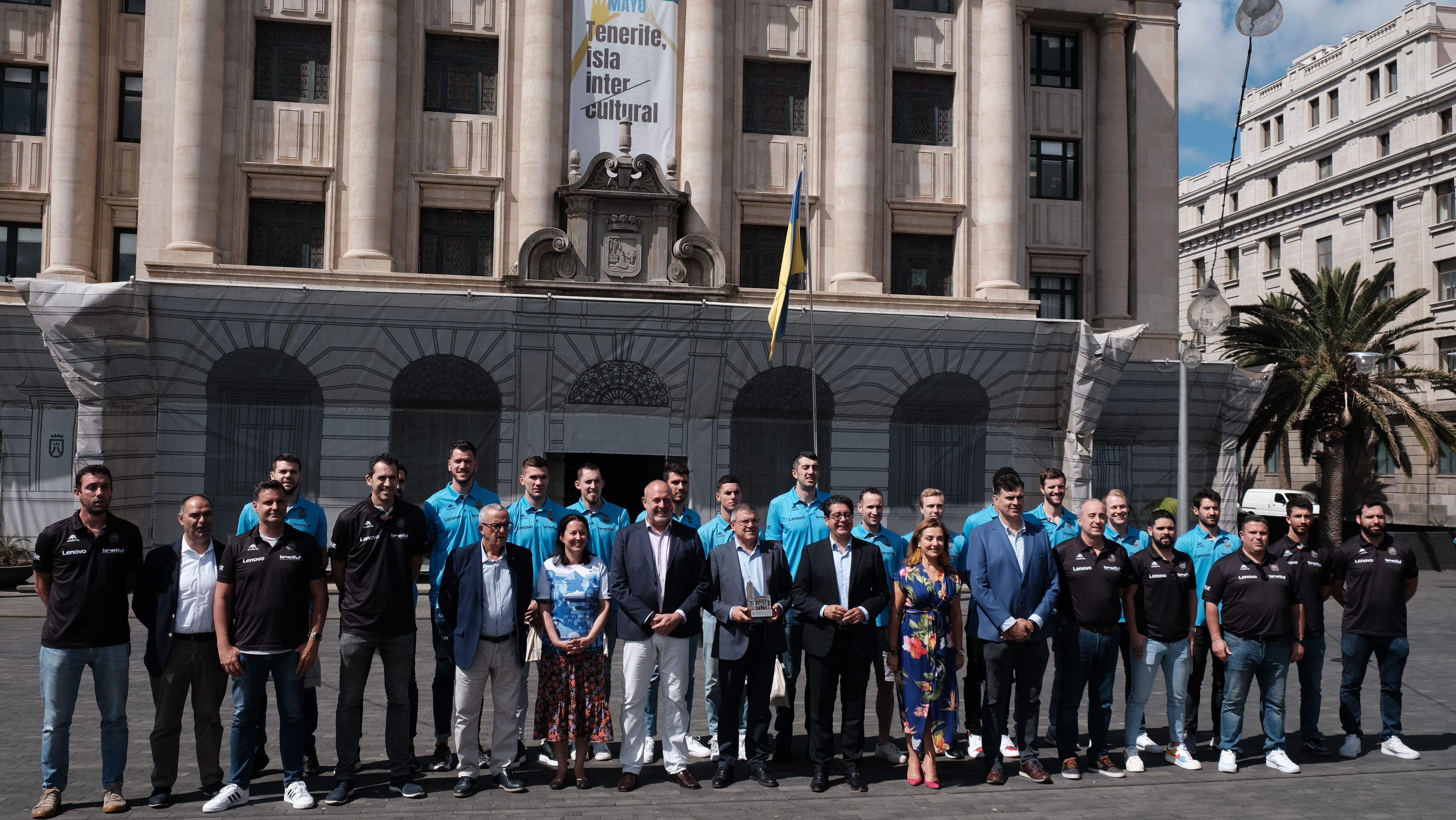Jugadores y directivos del CB Canarias frente a la fachada del Cabildo de Tenerife en el homenaje de la institución insular al equipo lagunero./  Cedida