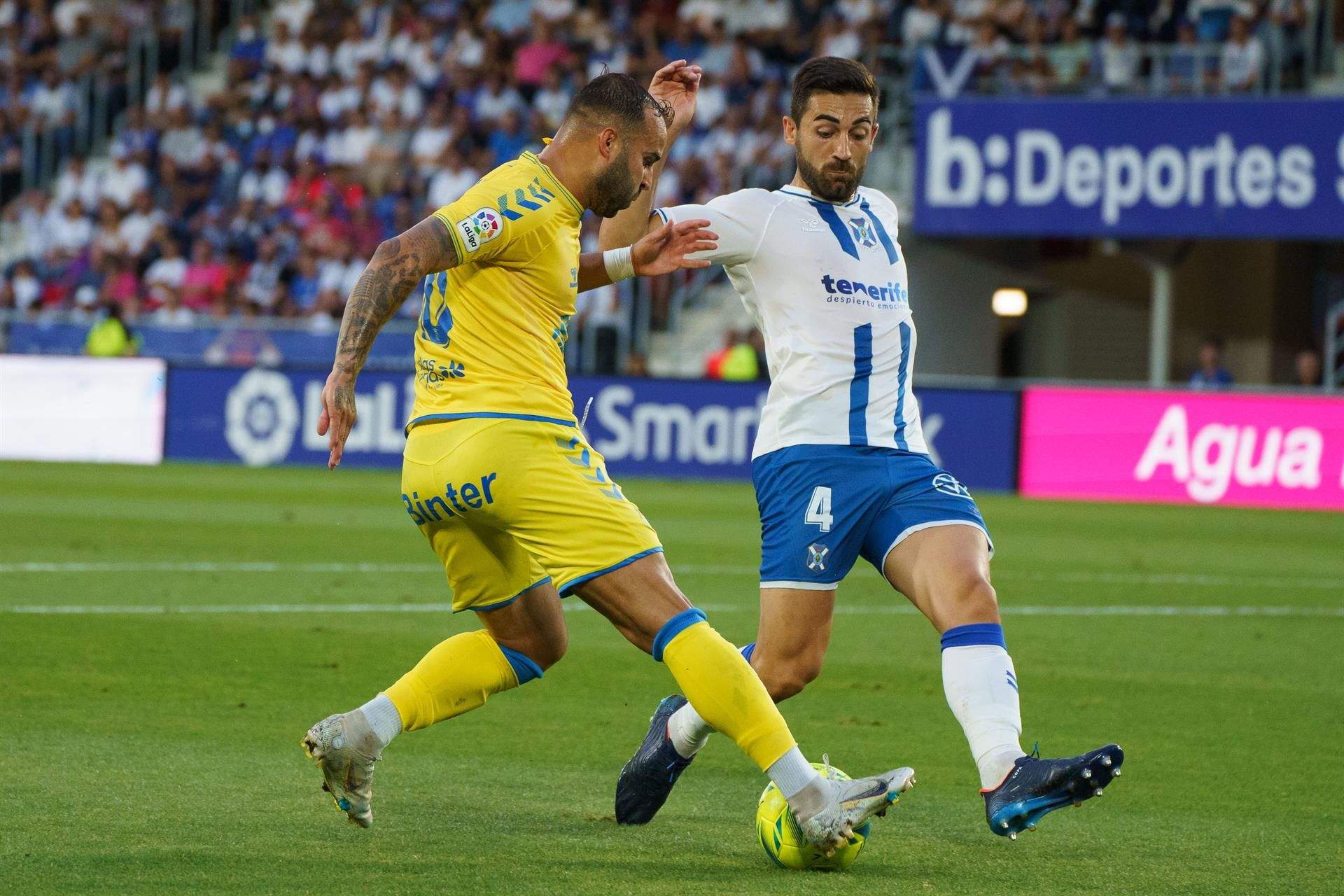 José León presiona a Jesé en el partido de ida disputado en el Heliodoro donde el CD Tenerife se impuso por 1-0 a la UD Las Palmas./ EFE