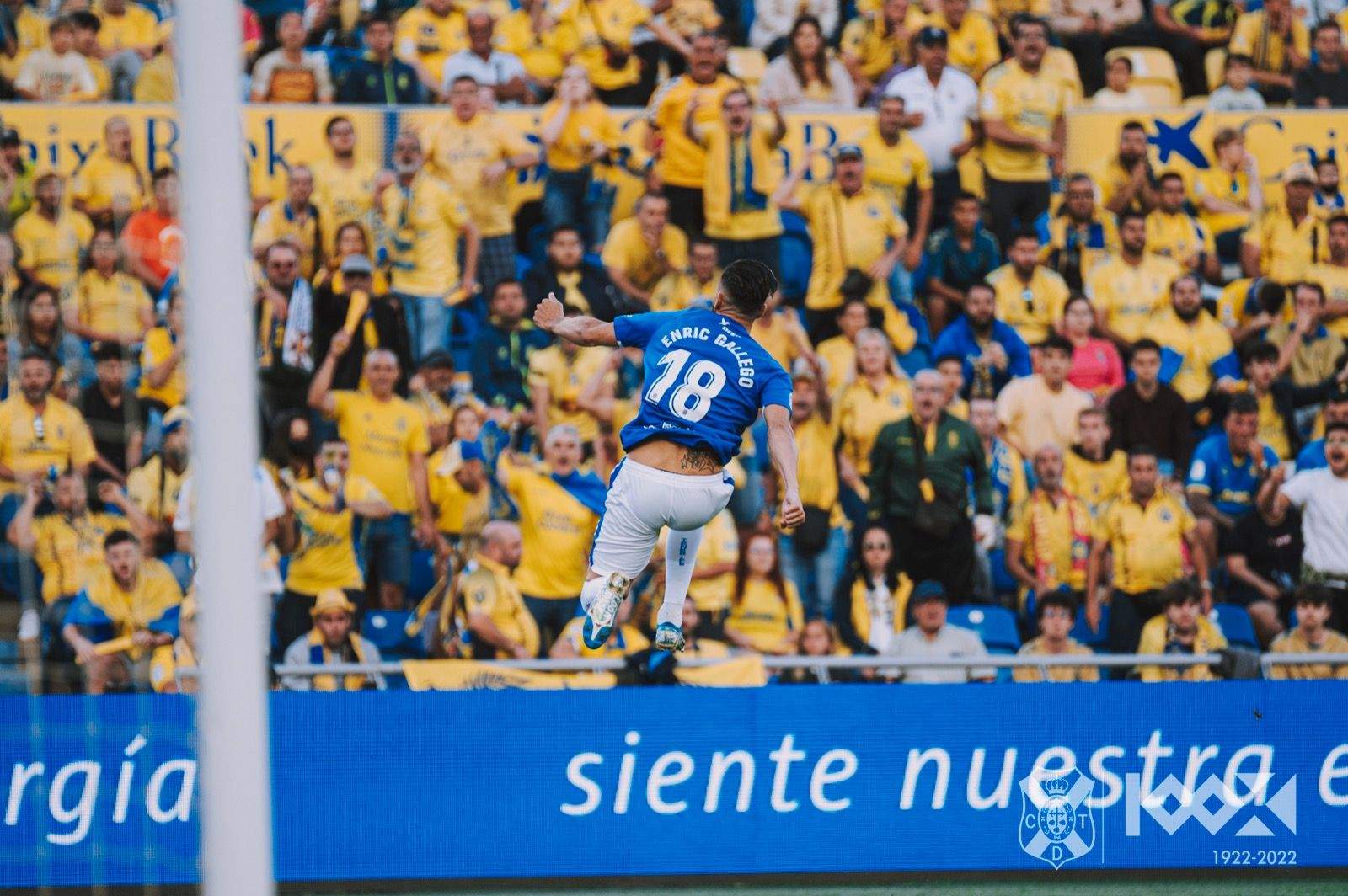 Gallego anotó los dos goles en el última derbi canario disputado enl Estadio de Gran Canaria, en el duelo de semifinales del playoff en junio./ EFE.