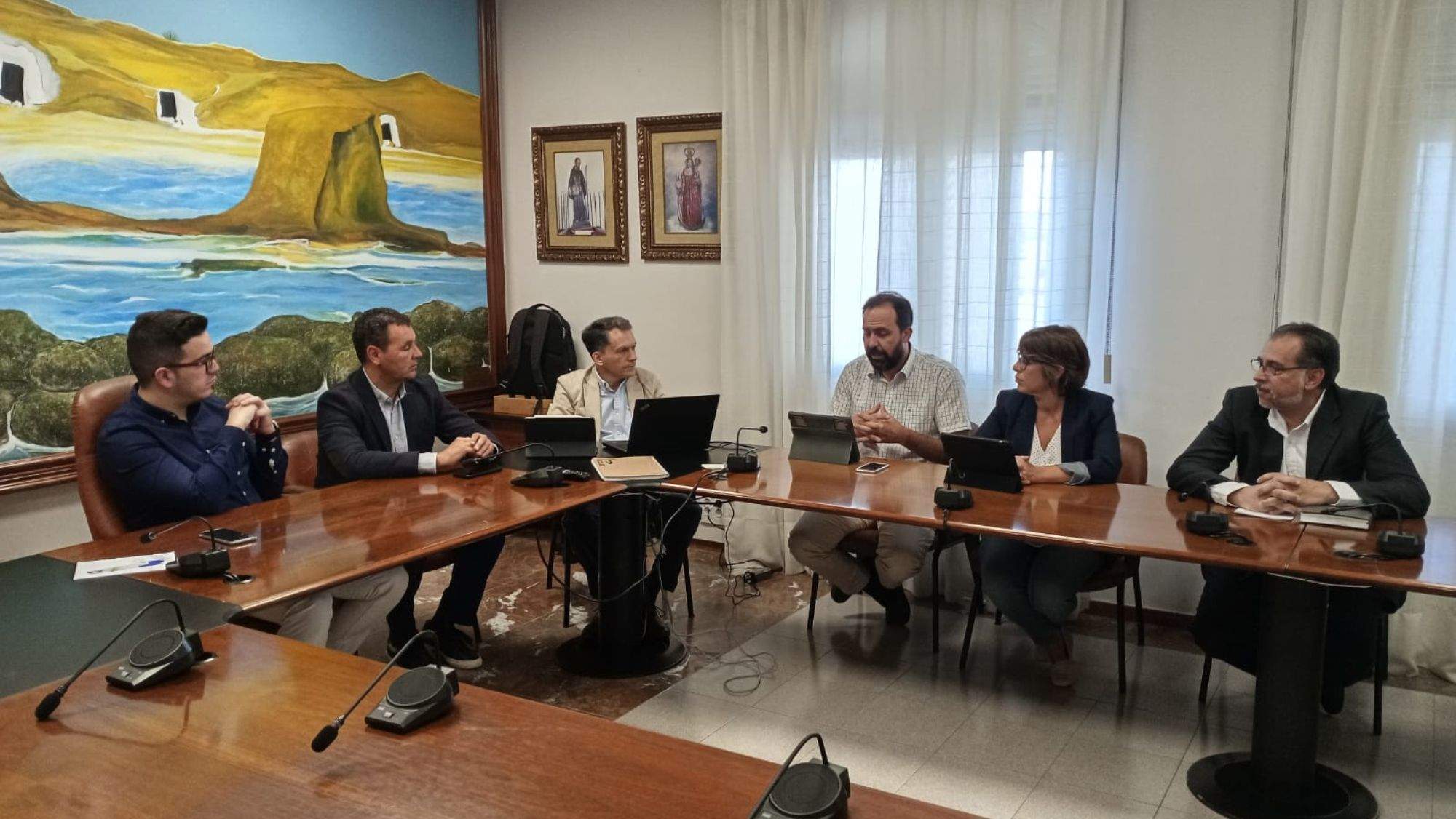 Reunión de las autoridades sobre el Polígono Industrial de Las Eras. / Cedida