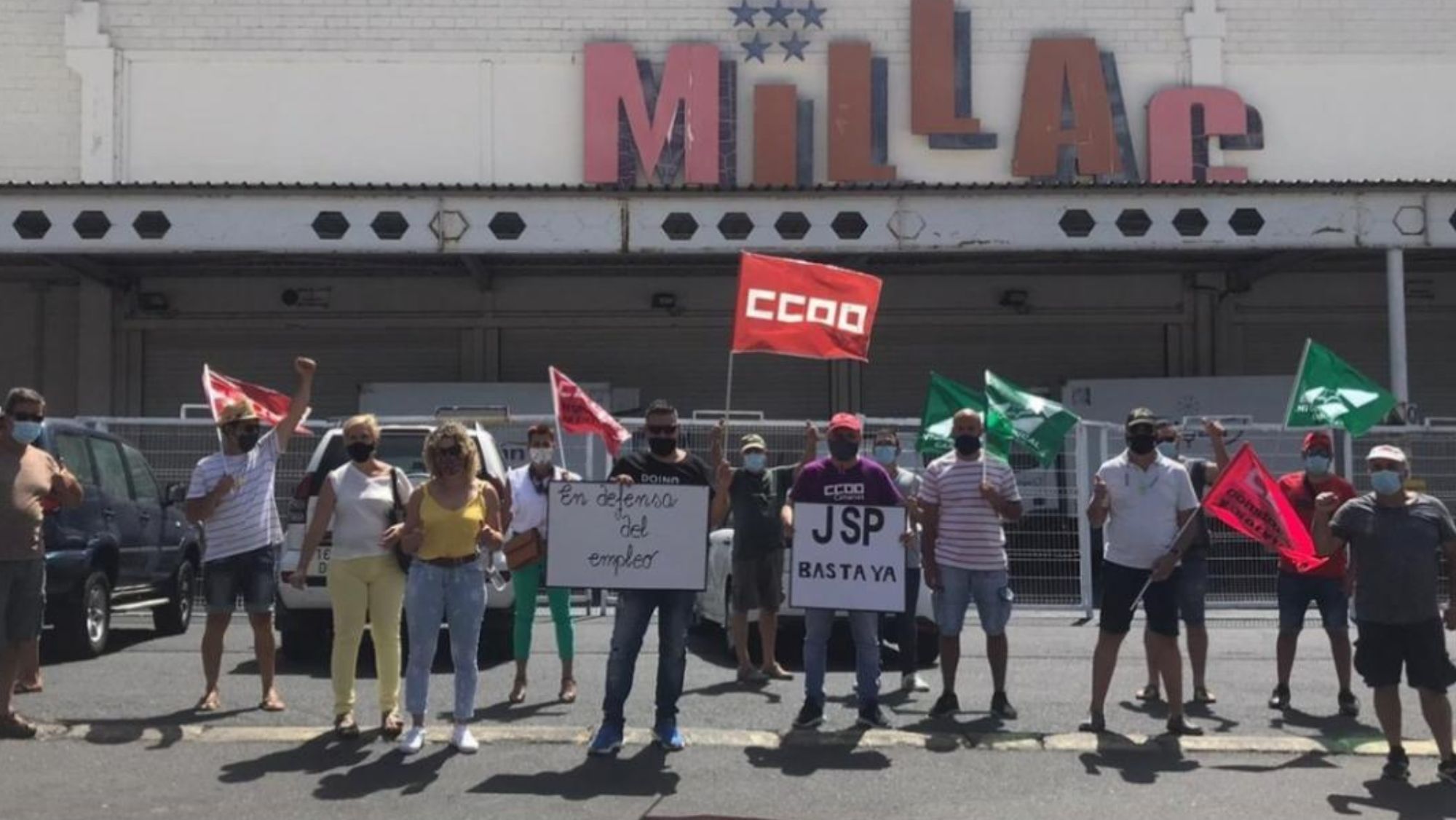 Trabajadores protestan frente a uno de los activos de JSP en subasta. / Archivo