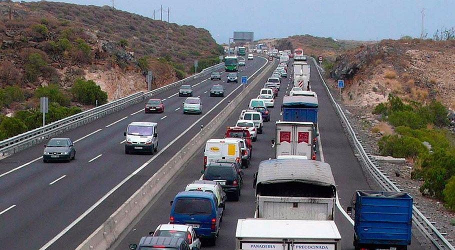  Tráfico en la autopista TF-1 de Tenerife. / Archivo