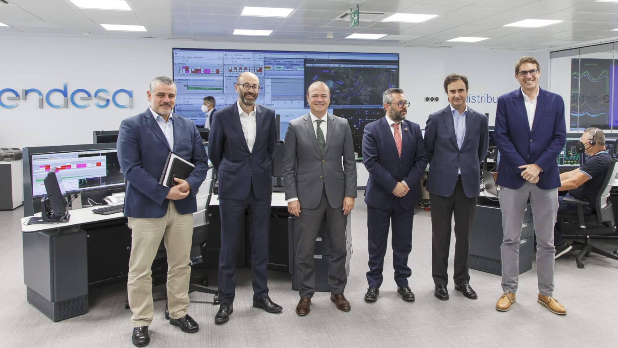 De izq a dcha: Carlos Lafoz, José Manuel Revuelta, Augusto Hidalgo, Miguel Ángel Pérez, Pablo Casado y Saúl Barrios en el Centro de Control de Red Eléctrica de Endesa en Gran Canaria. / Cedida