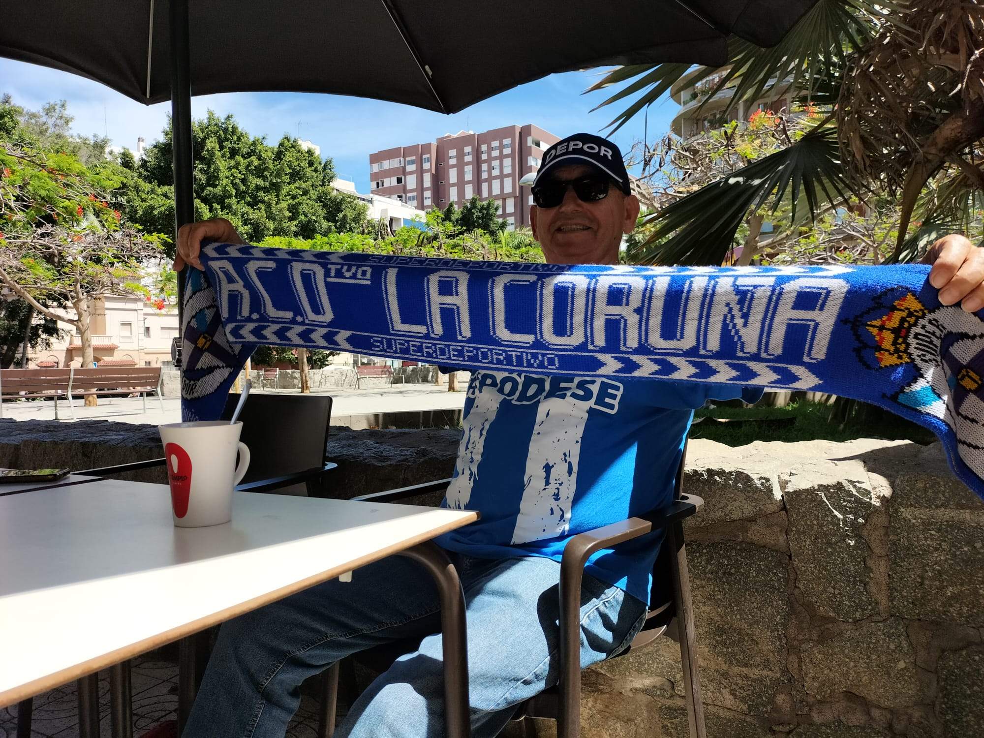 Antonio, gallego afincado en Santa Cruz, muestra su bufanda del Depor./ AH