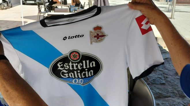 Antonio muestra a Atlántico Hoy sus camisetas del Depor./ AH