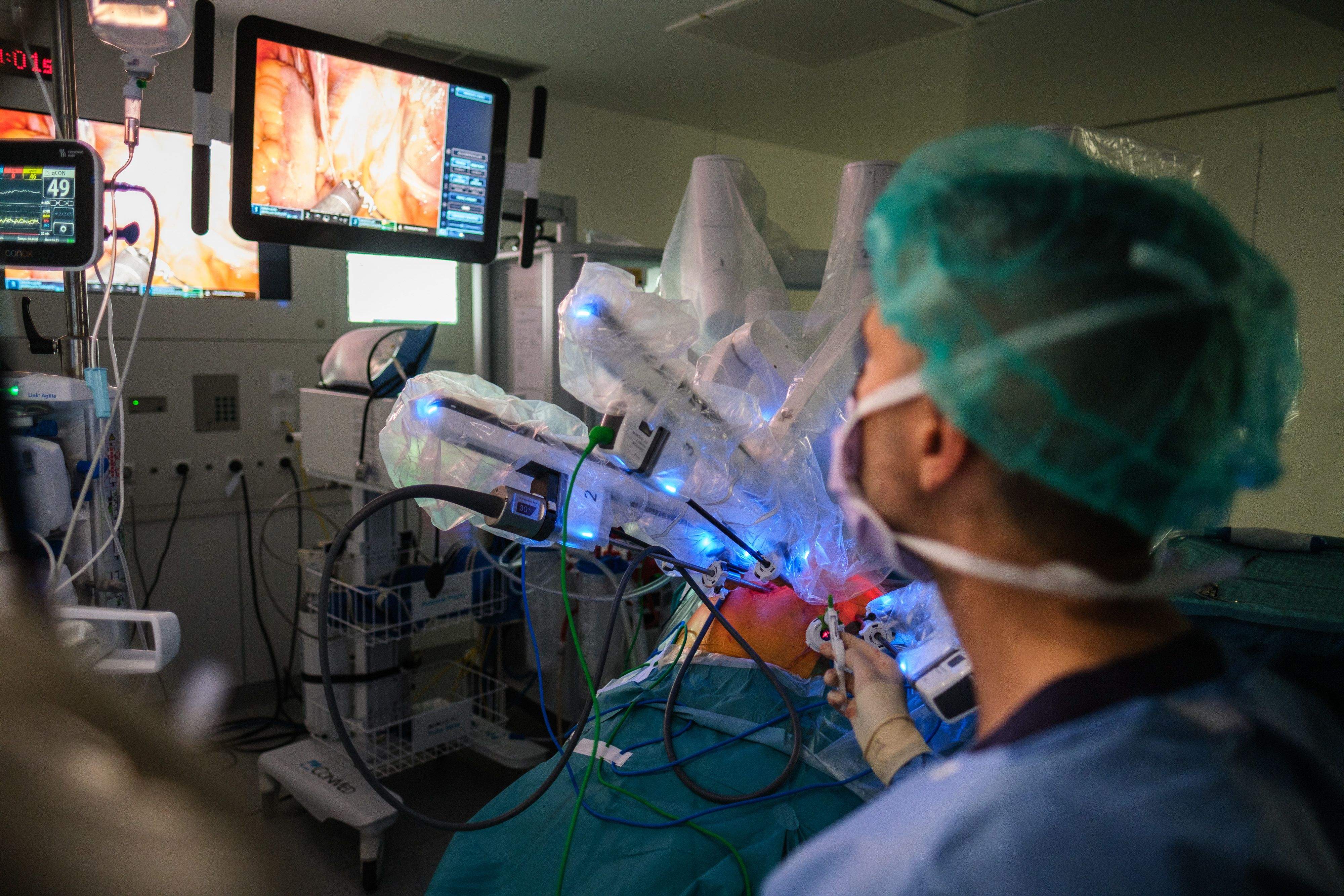 Un cirujano controla el robot Da Vinci durante una cirugía robótica del prolapso vaginal en Quirónsalud Tenerife / QUIRÓNSALUD
