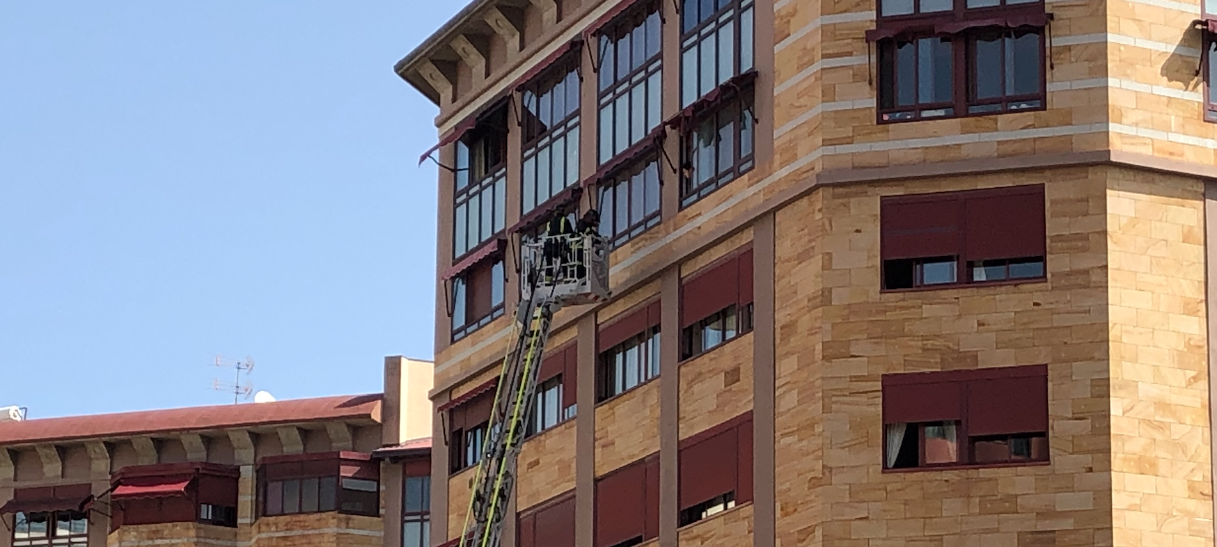 Los bomberos de Santa Cruz rescatan a una señora que sufrió una caída en su vivienda del Parque Bulevar./