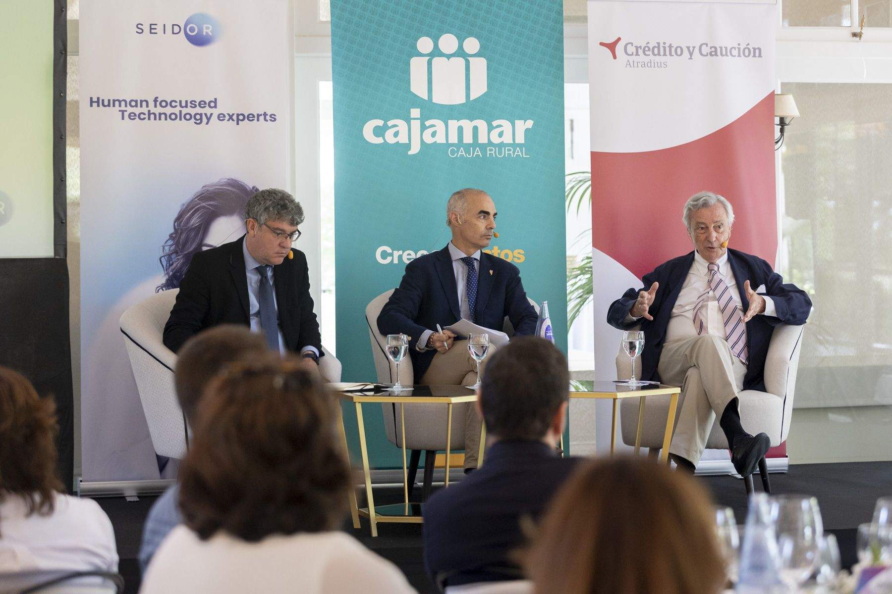 Jorge Dezcallar y Álvaro Nadal en un momento de la charla 'Diálogo para el Desarrollo' en Santa Cruz de Tenerife./