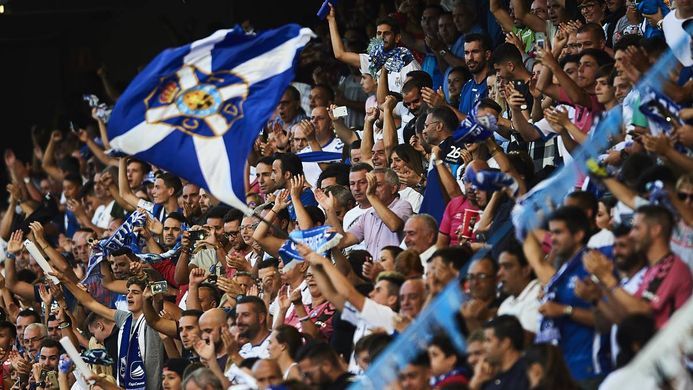 Aficionados del CD Tenerife animan a su equipo en la grada./ Redes