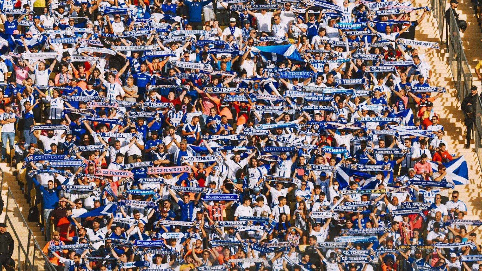 Afición del CD Tenerife visitando el campo de Las Palmas, dos clubes vecinos y rivales que comparten el cántico Riqui-raca. / CD Tenerife