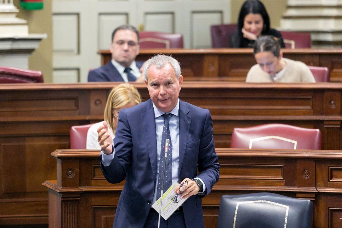 El consejero de Obras Públicas, Transportes y Vivienda del Gobierno de Canarias, Sebastián Franquis, en un Pleno del Parlamento. / Gobierno de Canarias 
