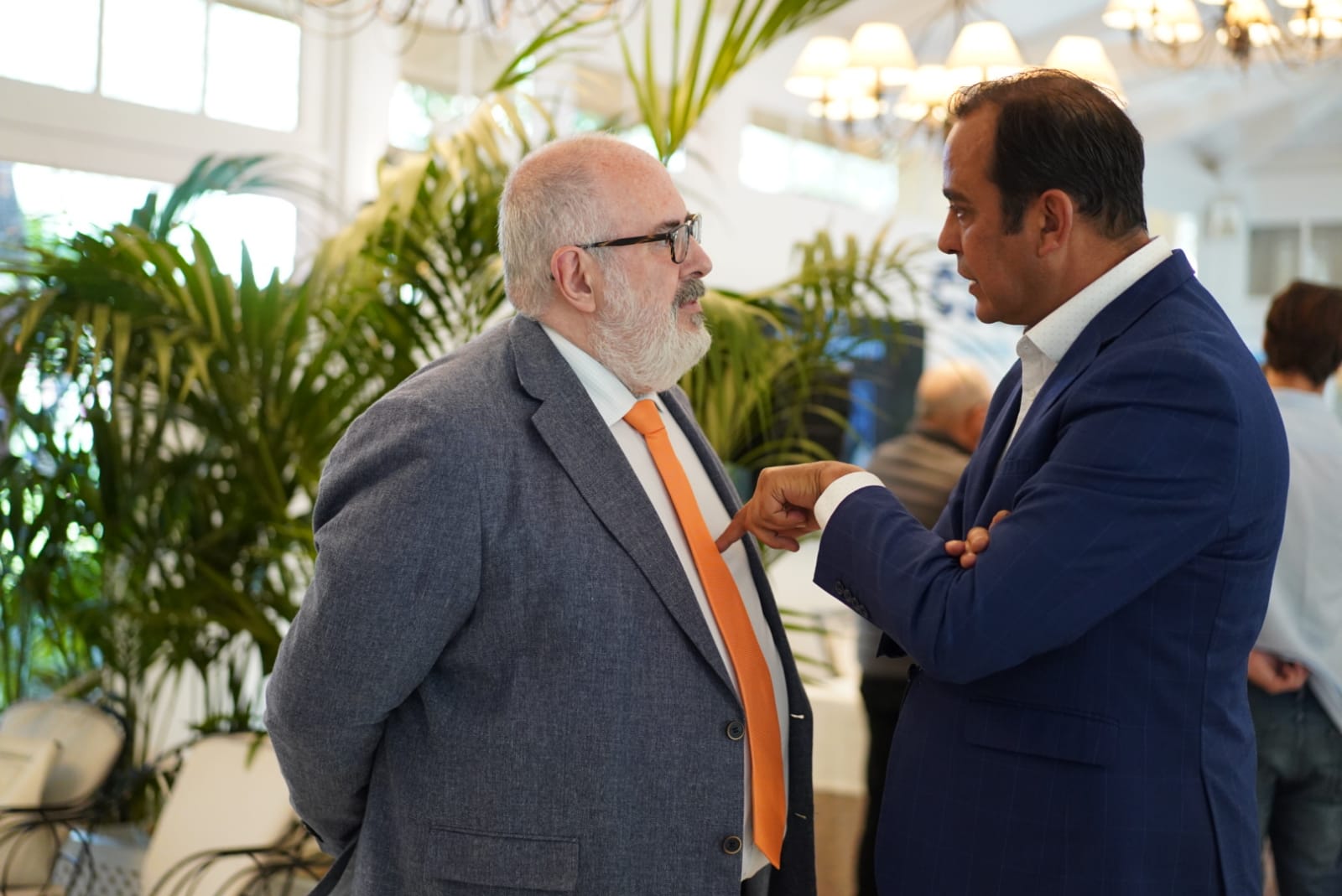 Pedro Alfonso, Presidente de CEOE Tenerife, y Blas Acosta, viceconsejero de Economía e Internacionalización del Gobierno de Canarias, antes de comenzar la presentación./