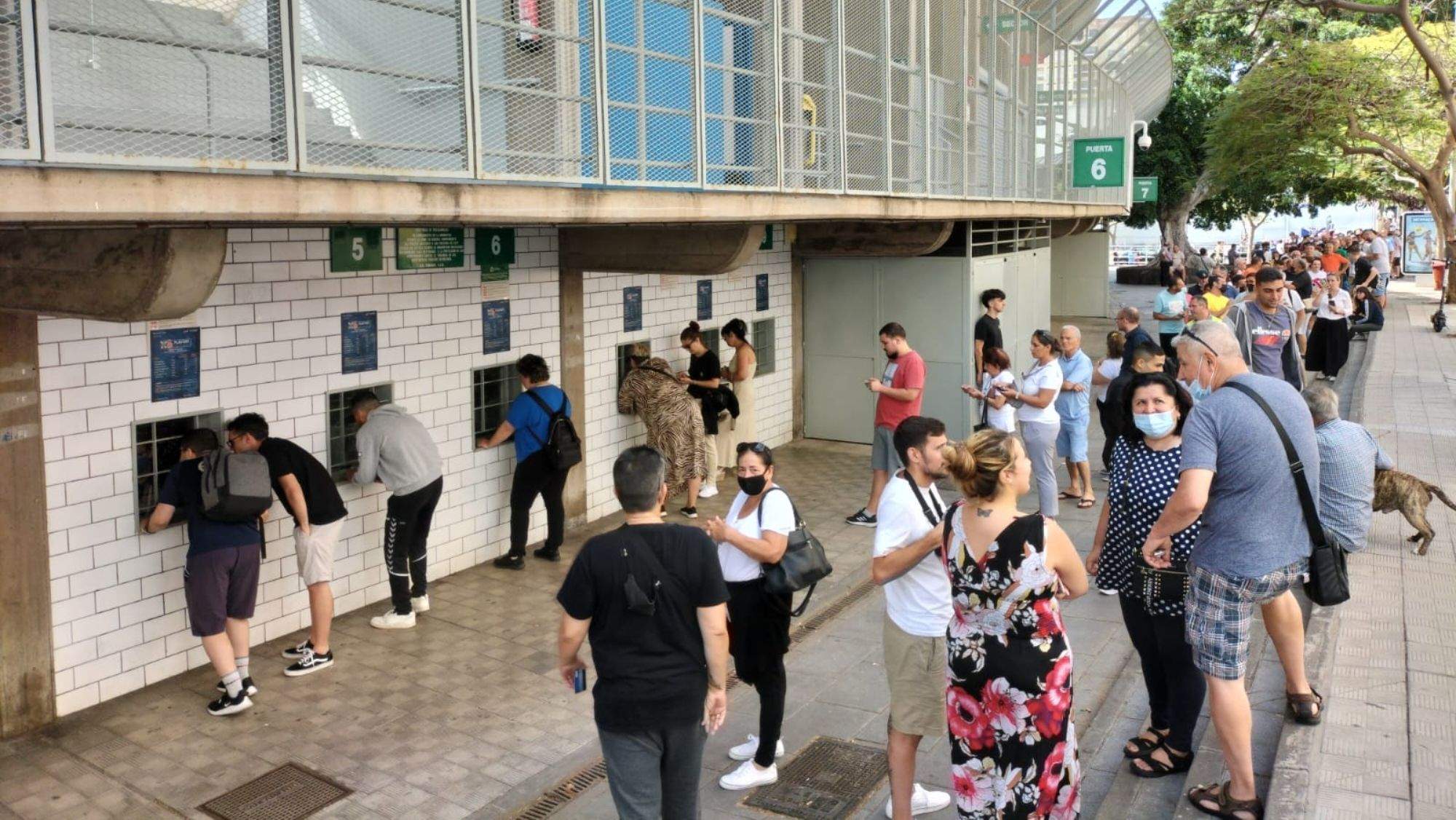 Aficionados del CD Tenerife compran entradas en las taquillas del Heliodoro Rodríguez López. / AH